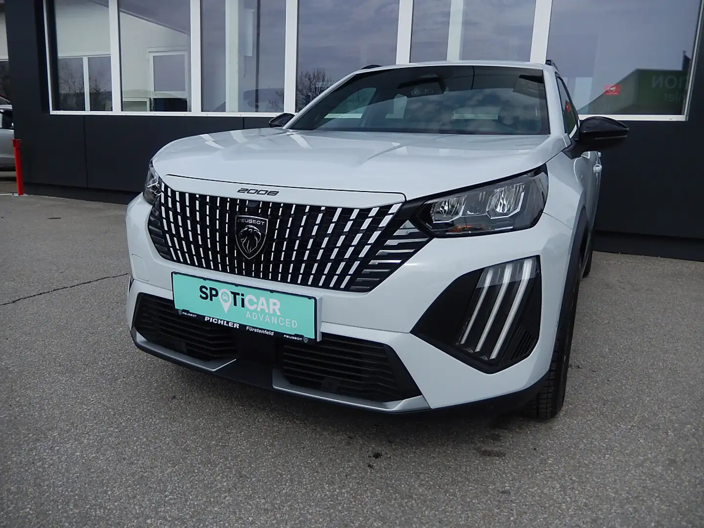 Peugeot 2008 Hybrid 145 e-DCS6 Allure Weiß - 1