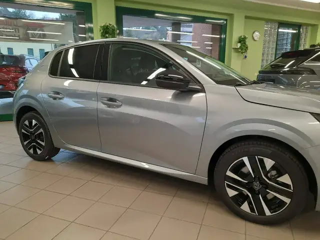 Peugeot 208 view 5