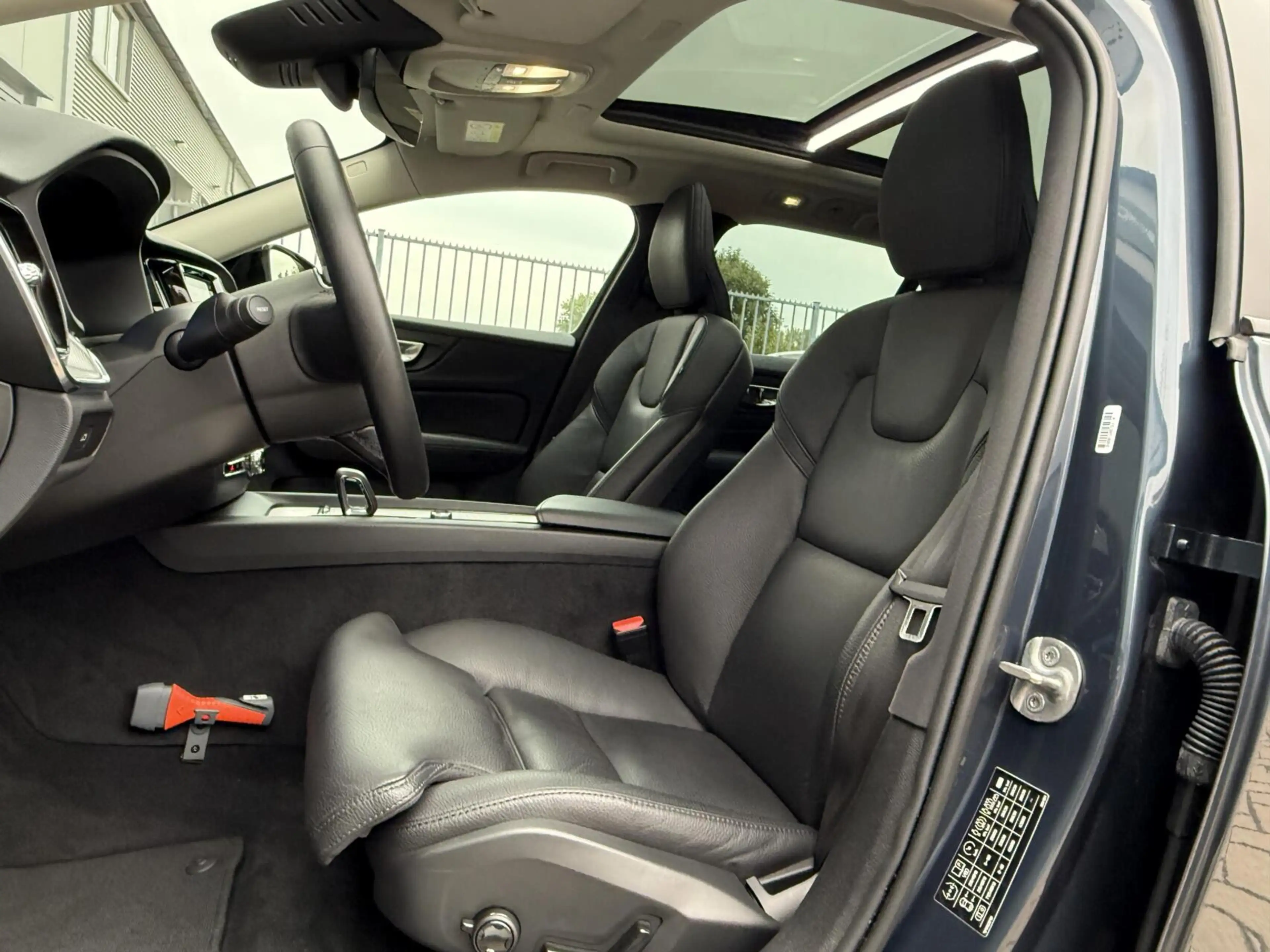 Volvo V60 B3 Ultimate Dark|360|Pano|H&K||Memory|Trekhaak|NL — photo 4