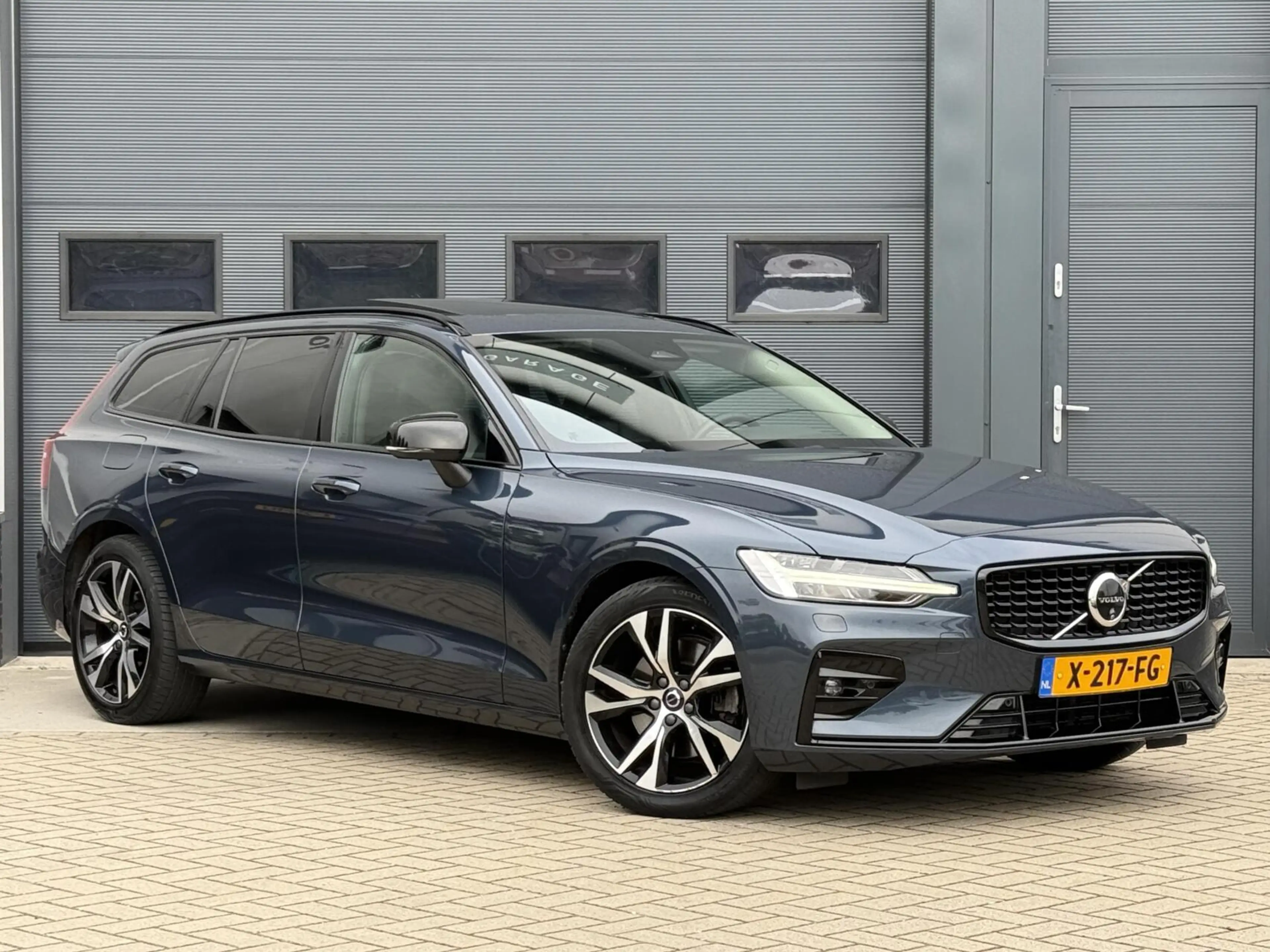 Volvo V60 B3 Ultimate Dark|360|Pano|H&K||Memory|Trekhaak|NL — photo 6