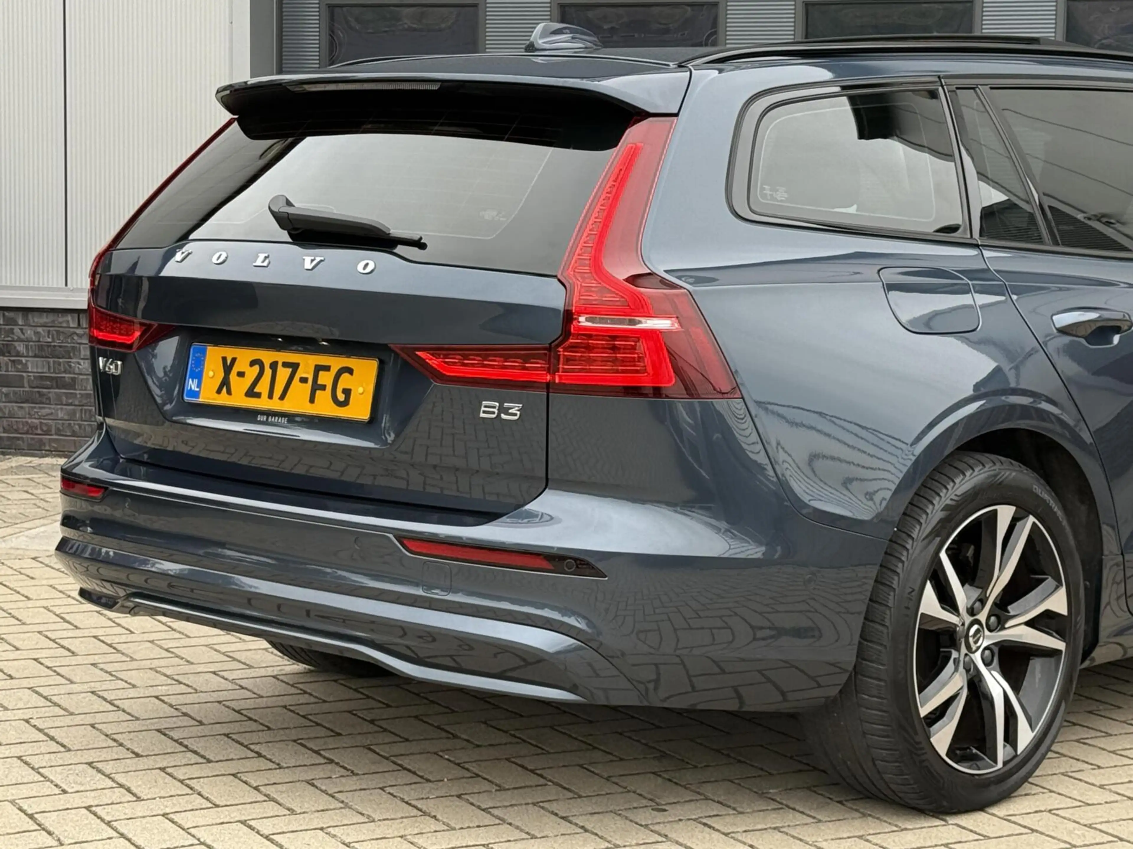 Volvo V60 B3 Ultimate Dark|360|Pano|H&K||Memory|Trekhaak|NL — photo 8