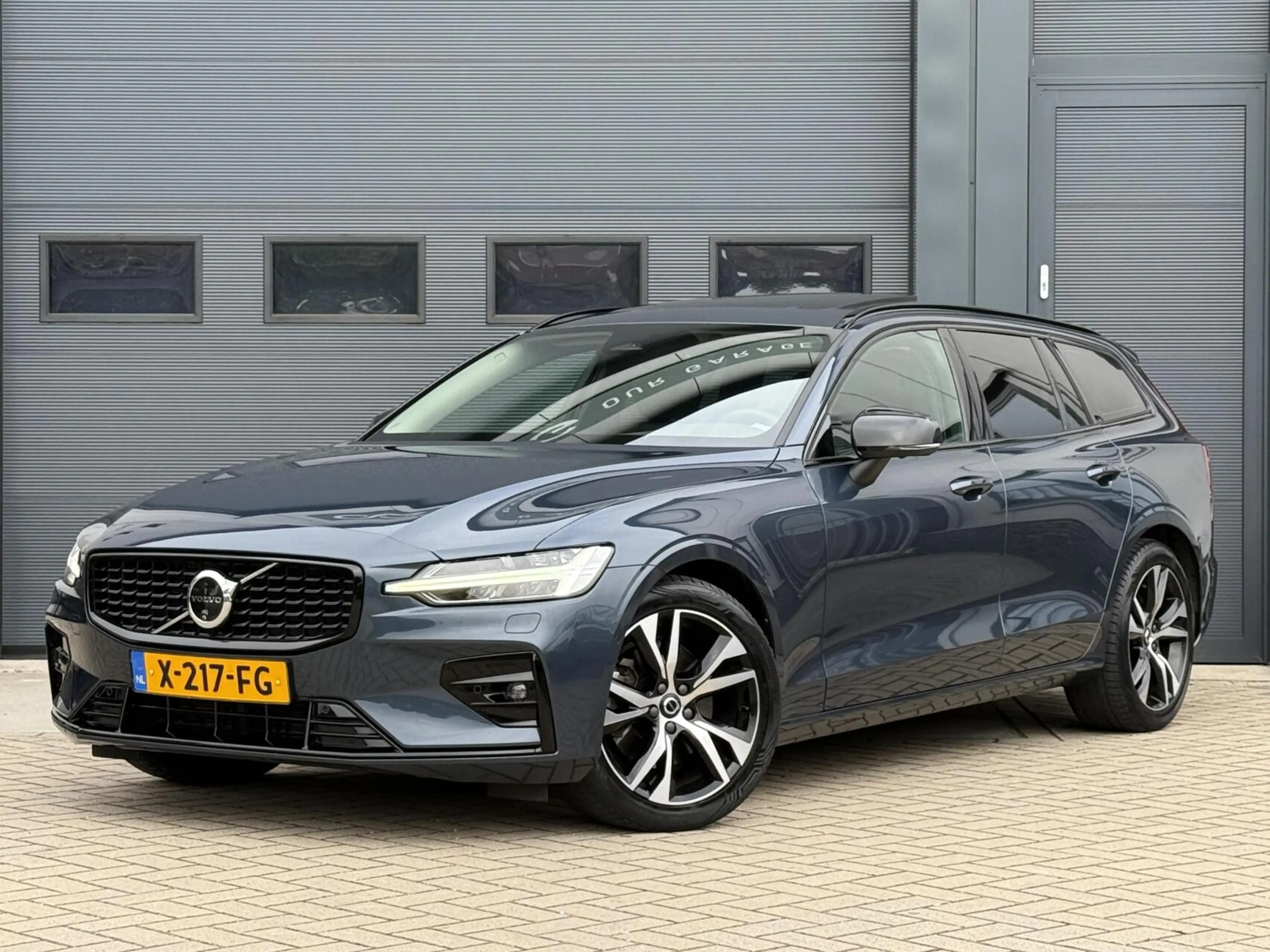 Volvo V60 B3 Ultimate Dark|360|Pano|H&K||Memory|Trekhaak|NL