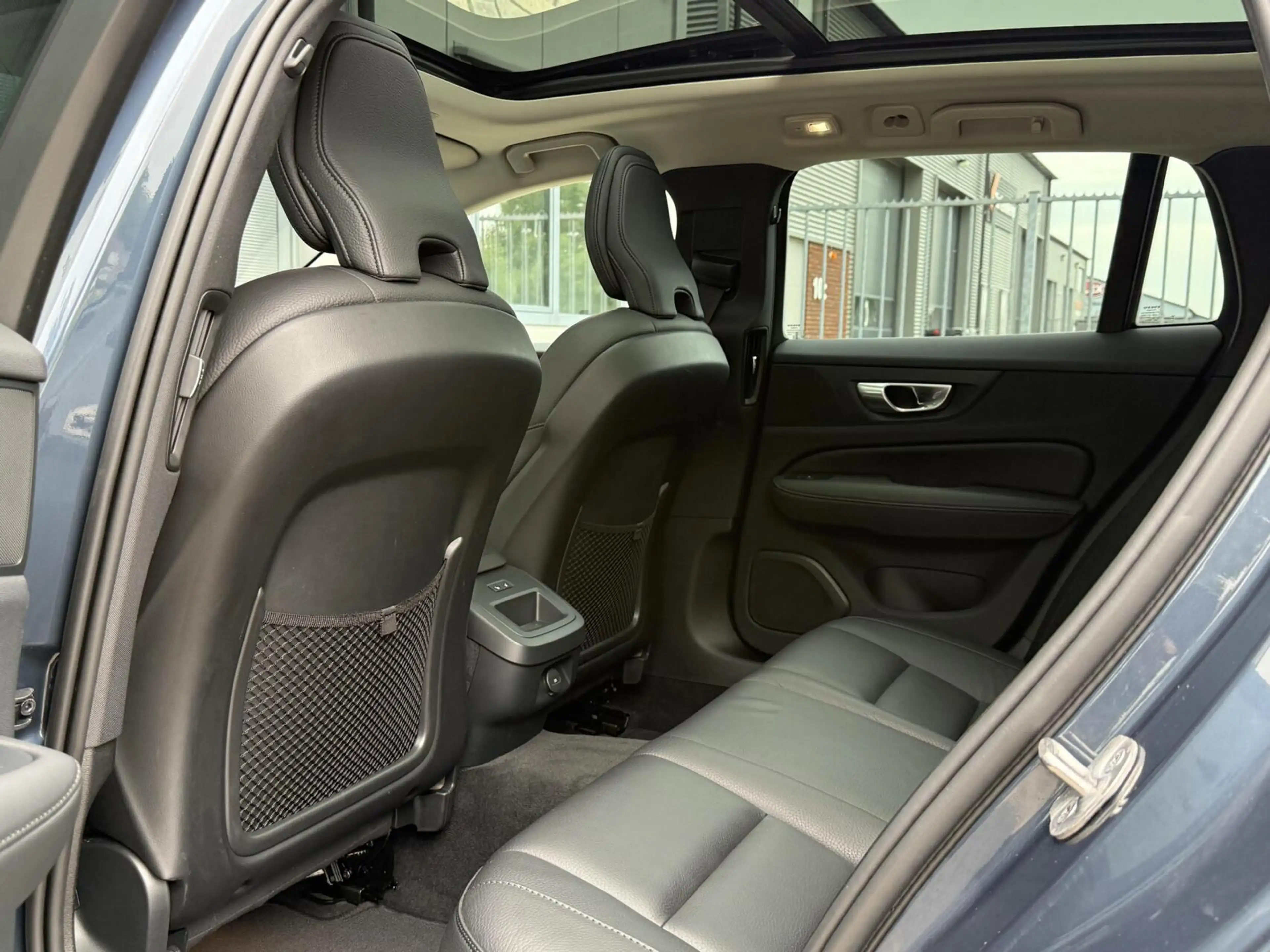 Volvo V60 B3 Ultimate Dark|360|Pano|H&K||Memory|Trekhaak|NL — photo 13