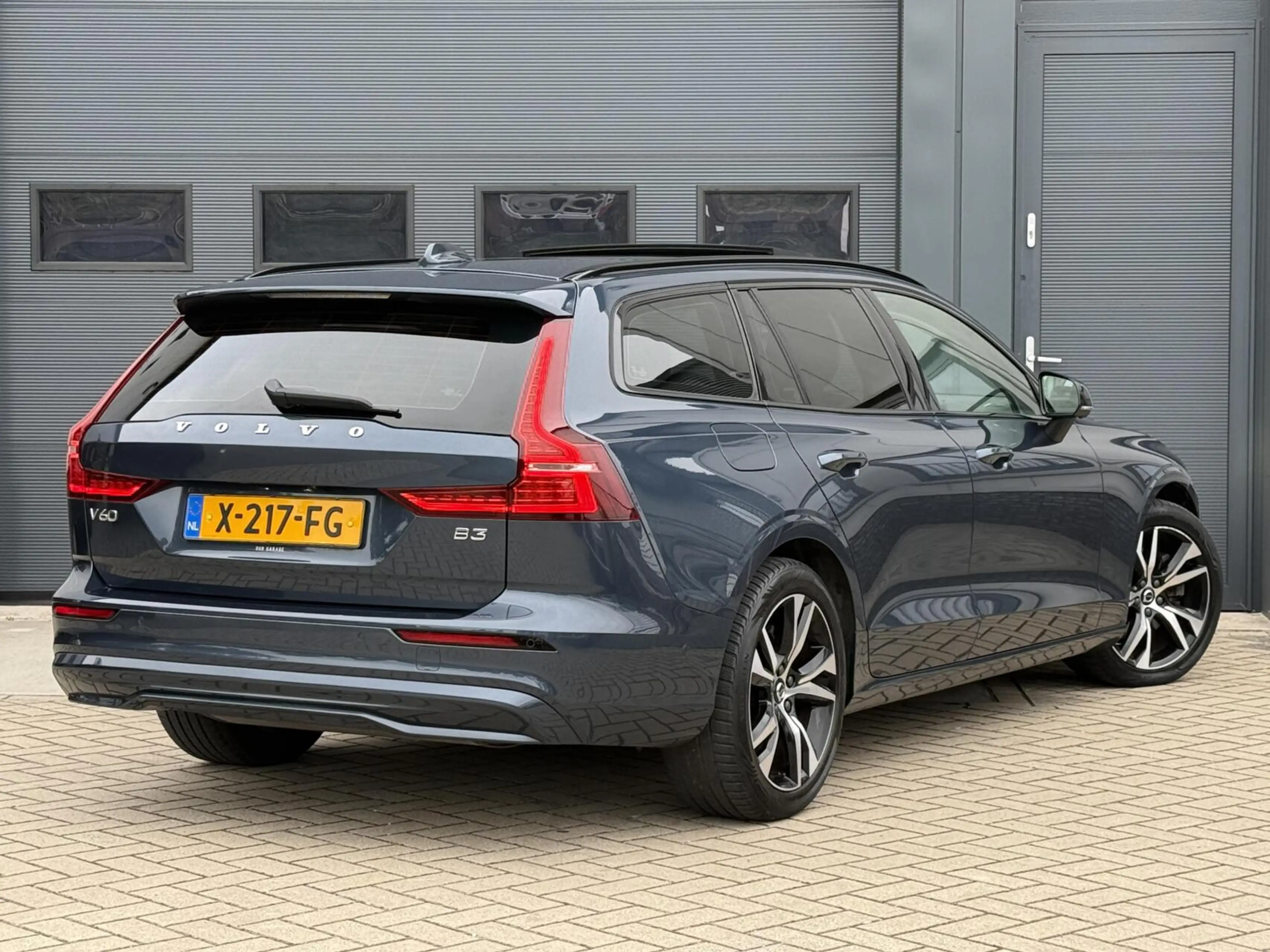 Volvo V60 B3 Ultimate Dark|360|Pano|H&K||Memory|Trekhaak|NL — photo 2