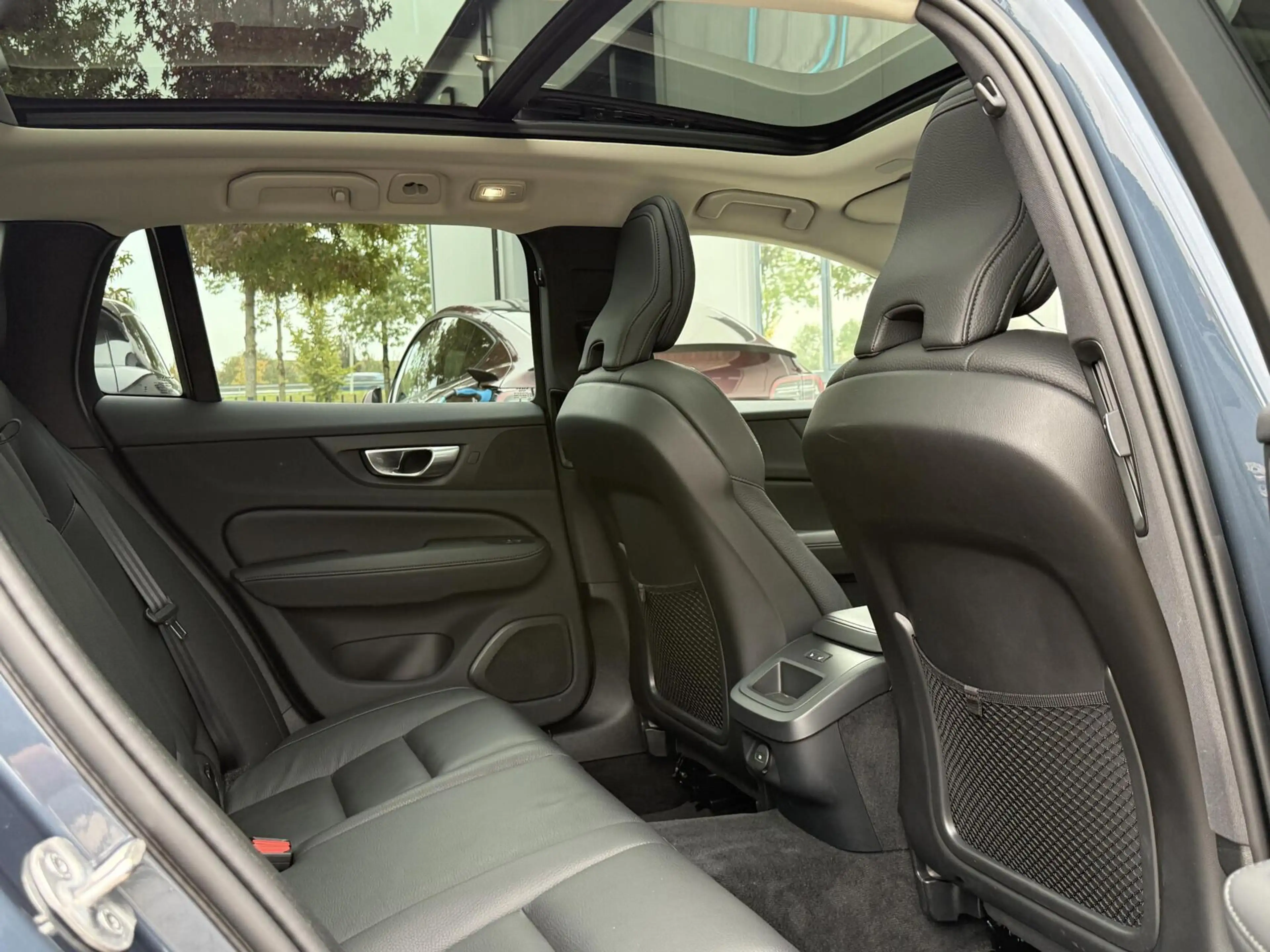 Volvo V60 B3 Ultimate Dark|360|Pano|H&K||Memory|Trekhaak|NL — photo 11