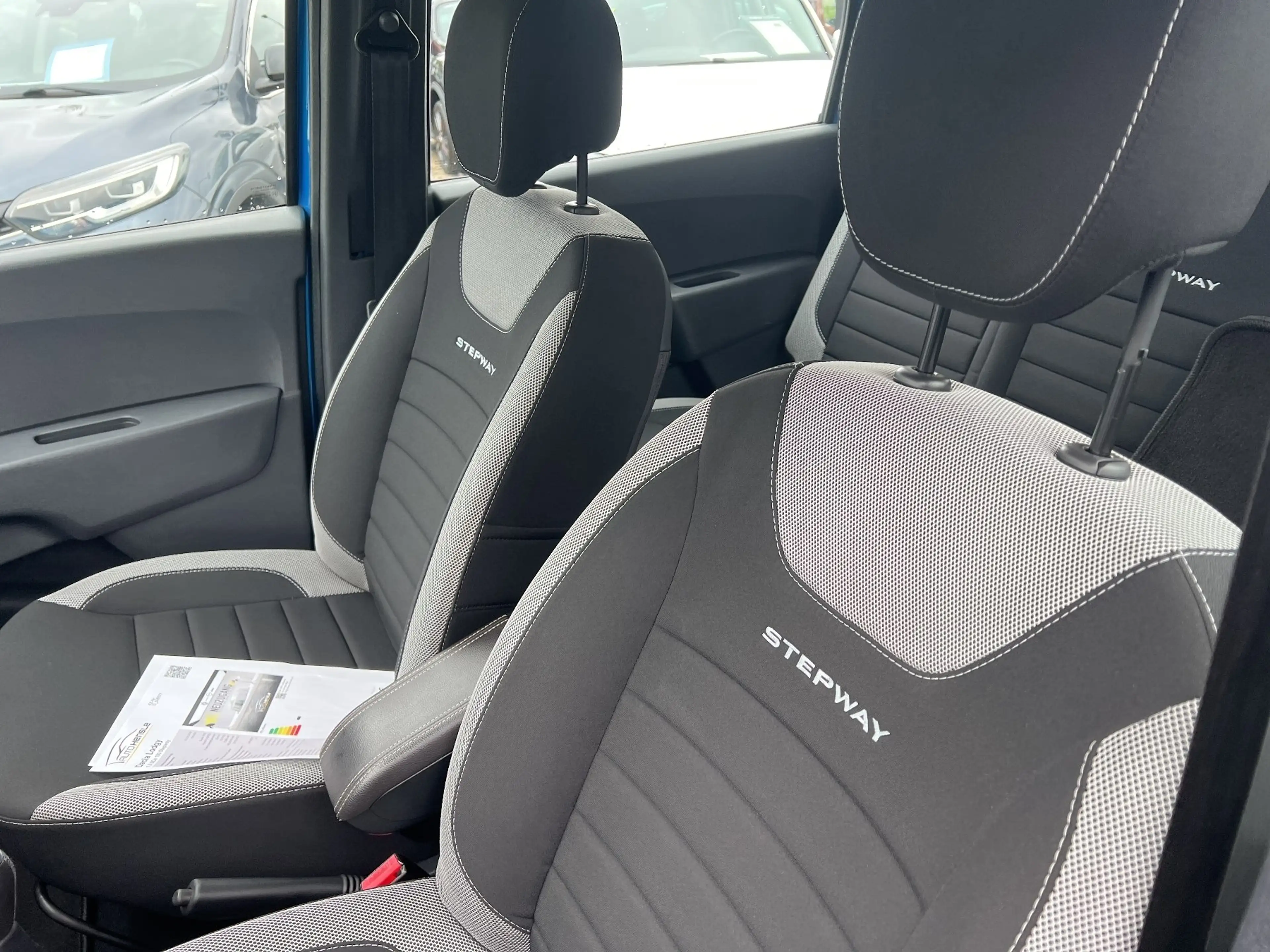 Dacia Lodgy 1.6 SCe 100 Stepway — photo 8