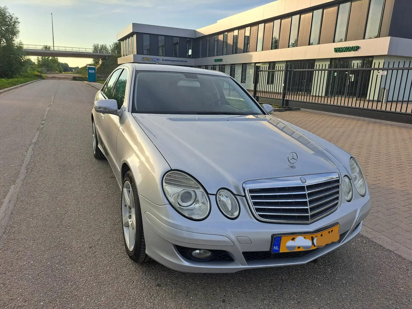 Mercedes-Benz E 200 Plateado - 2