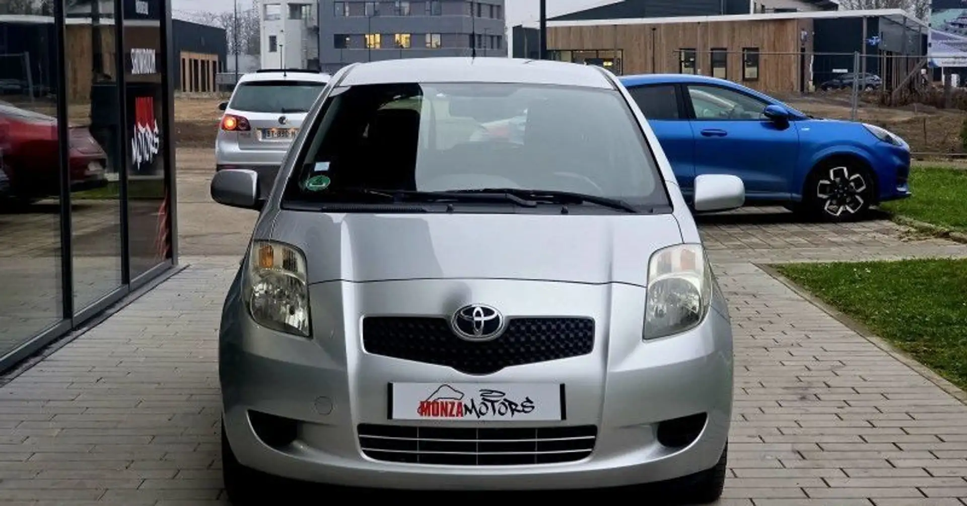 Toyota Yaris 1.3 VVT-I 87CH 5P Grau - 2