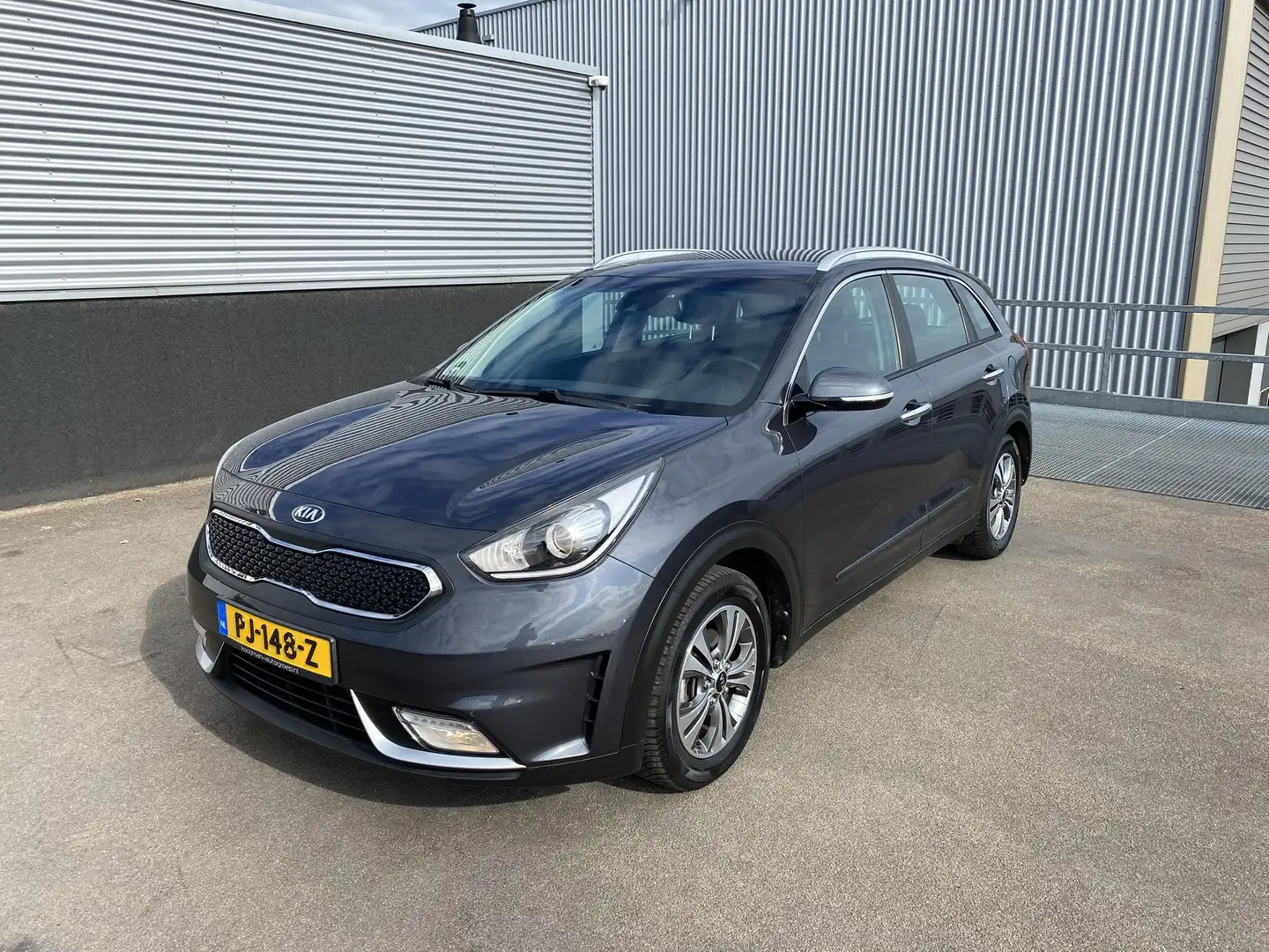 Kia Niro 1.6 GDi Hybrid First Edition Navigatie, Trekhaak, Grijs - 2