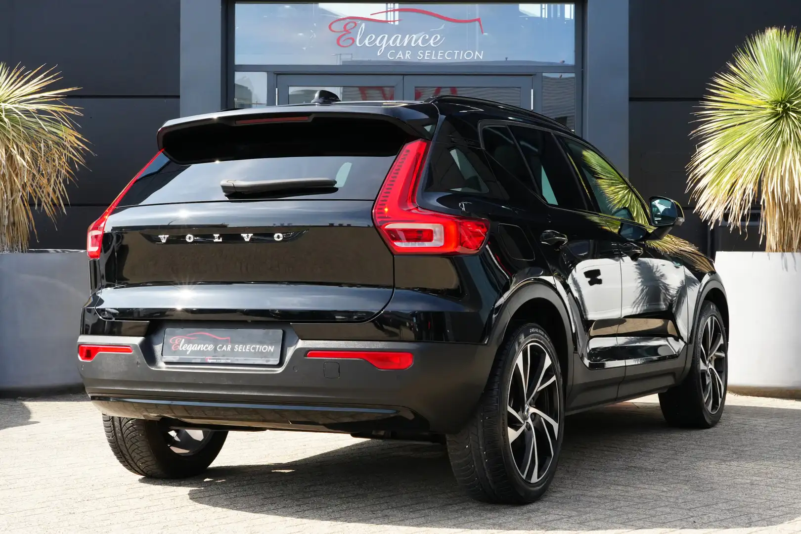 Volvo XC40 1.5 T5 Recharge R-Design 262pk Panoramadak/Stoelve Zwart - 2