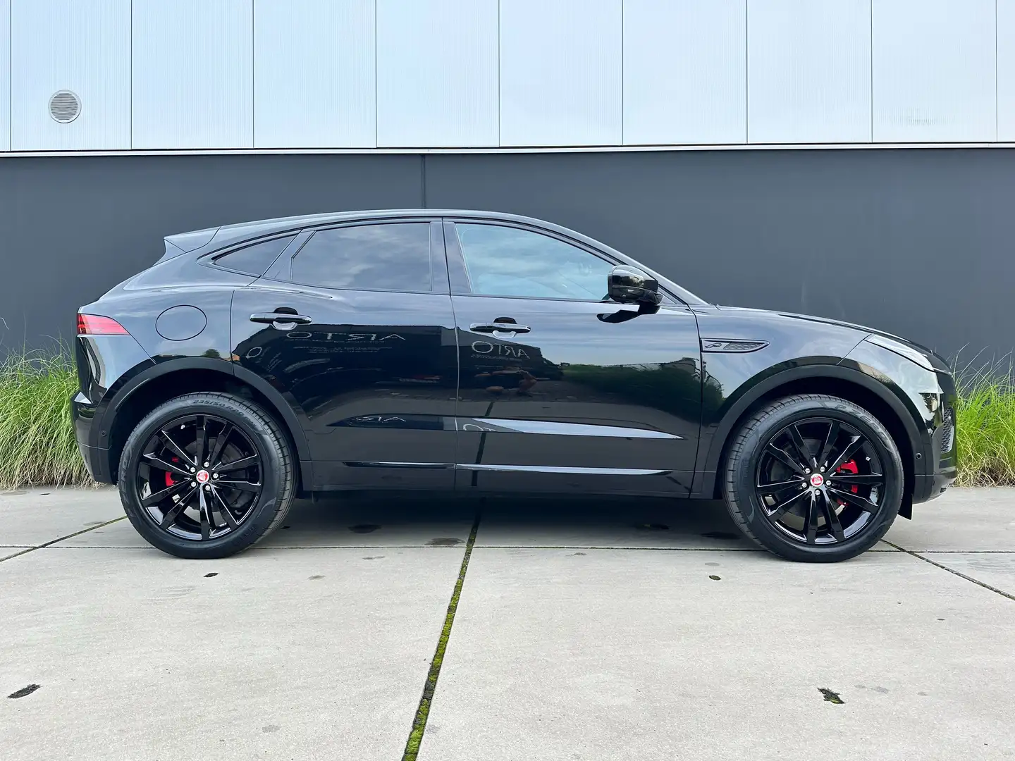 Jaguar E-Pace P300e AWD R-DYNAMIC*MEMORY*CAMERA*MERIDIAN SOUND* Zwart - 2