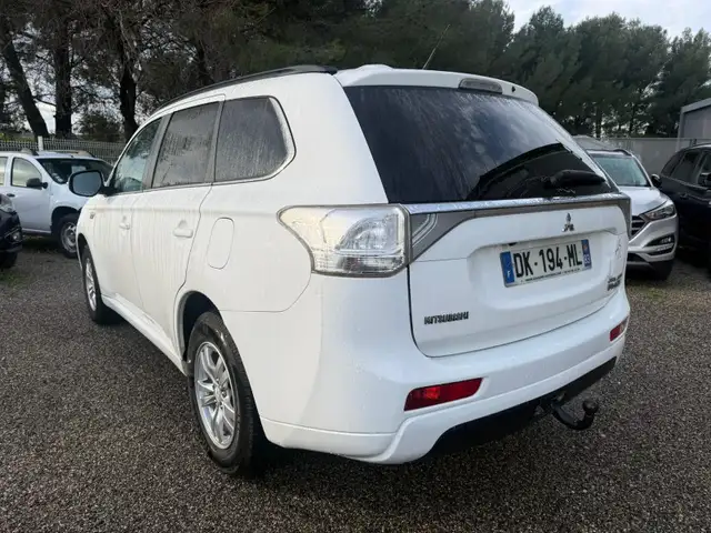 Mitsubishi Outlander view 2