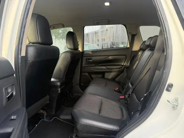 Mitsubishi Outlander view 9