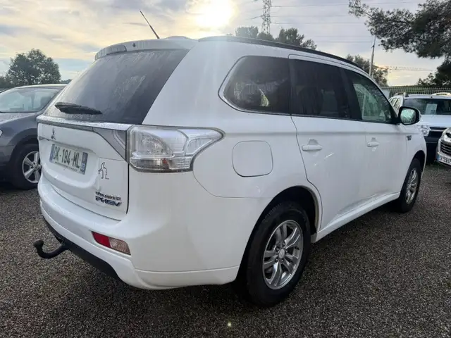 Mitsubishi Outlander view 3