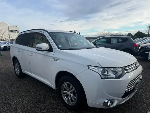 Mitsubishi Outlander view 4