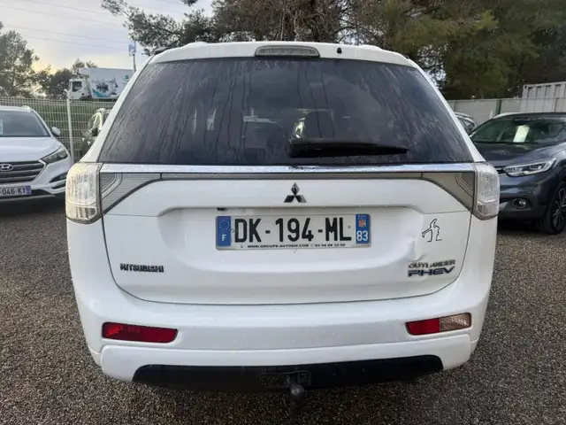 Mitsubishi Outlander view 14