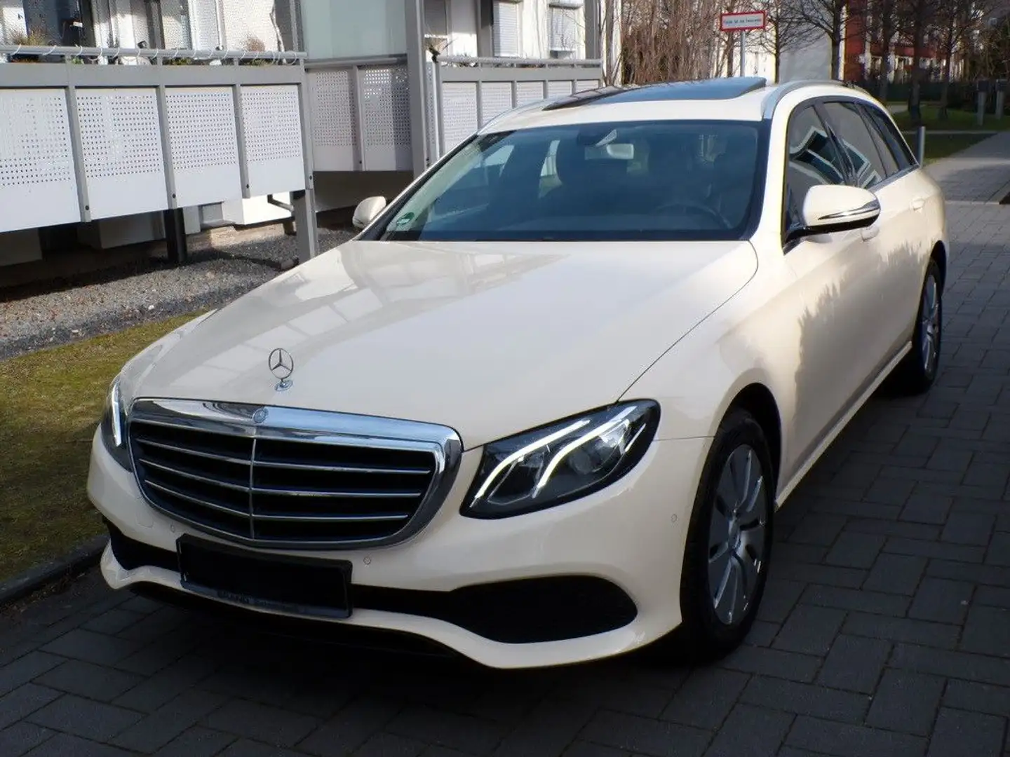 Mercedes-Benz E 220 d T "Avantgarde"LEDER/EGSD/F1/SHZ/LED/Kam. Beige - 2