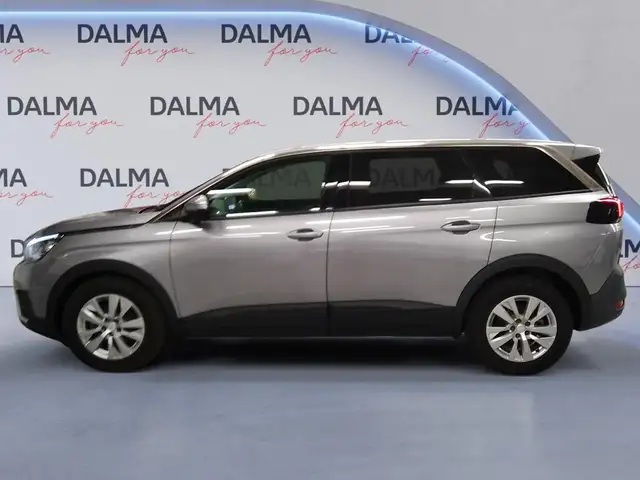 Peugeot 5008 view 2
