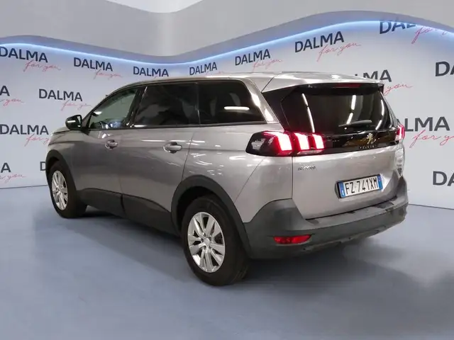 Peugeot 5008 view 3