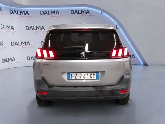 Peugeot 5008 view 4