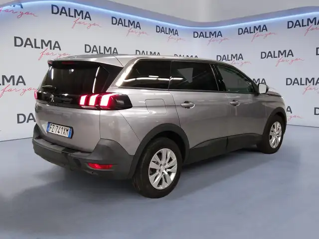 Peugeot 5008 view 5