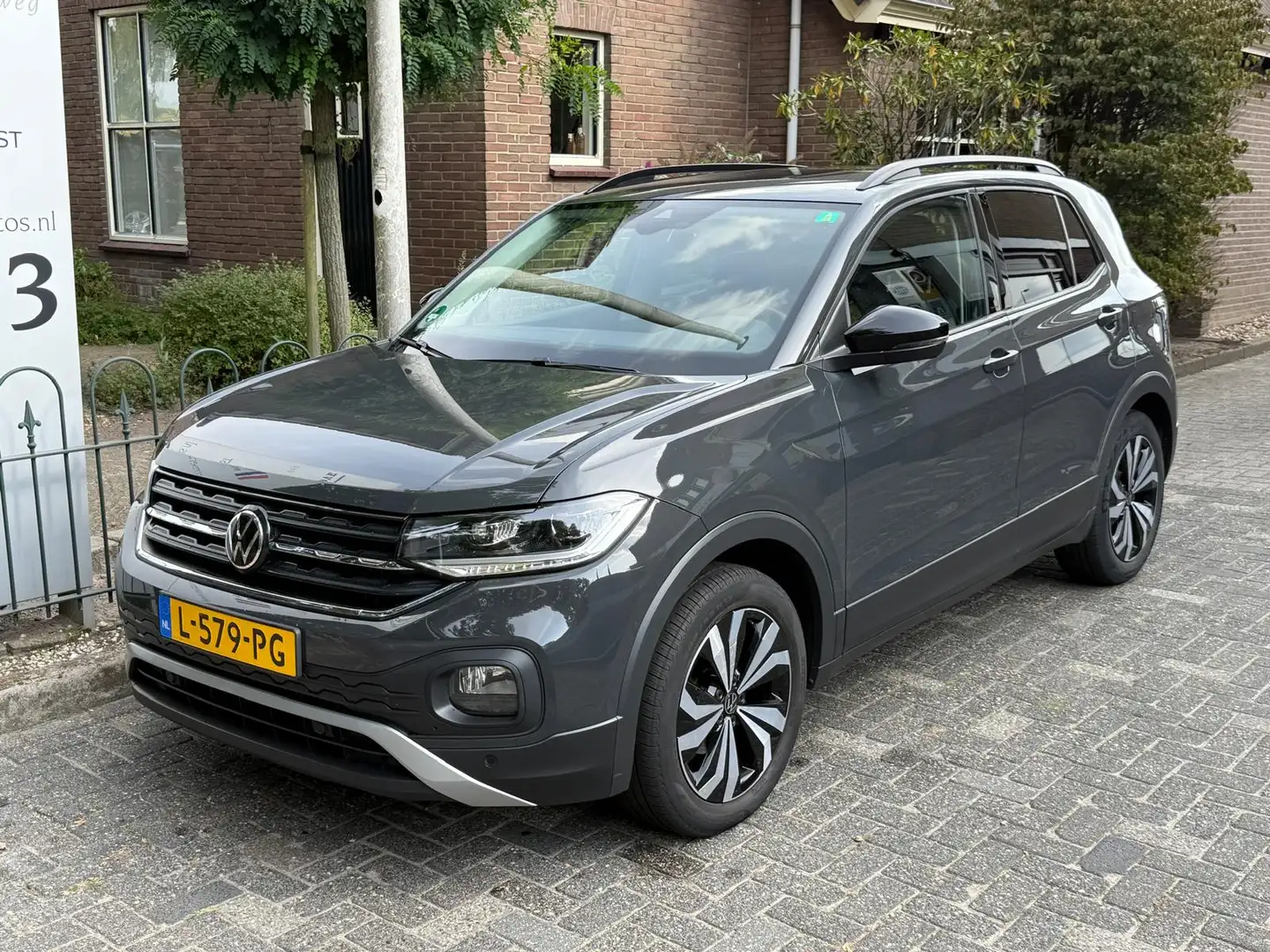 Volkswagen T-Cross 1.0 TSI Life Navigatie/Alu wielen/Nieuw type/Airco Grijs - 2