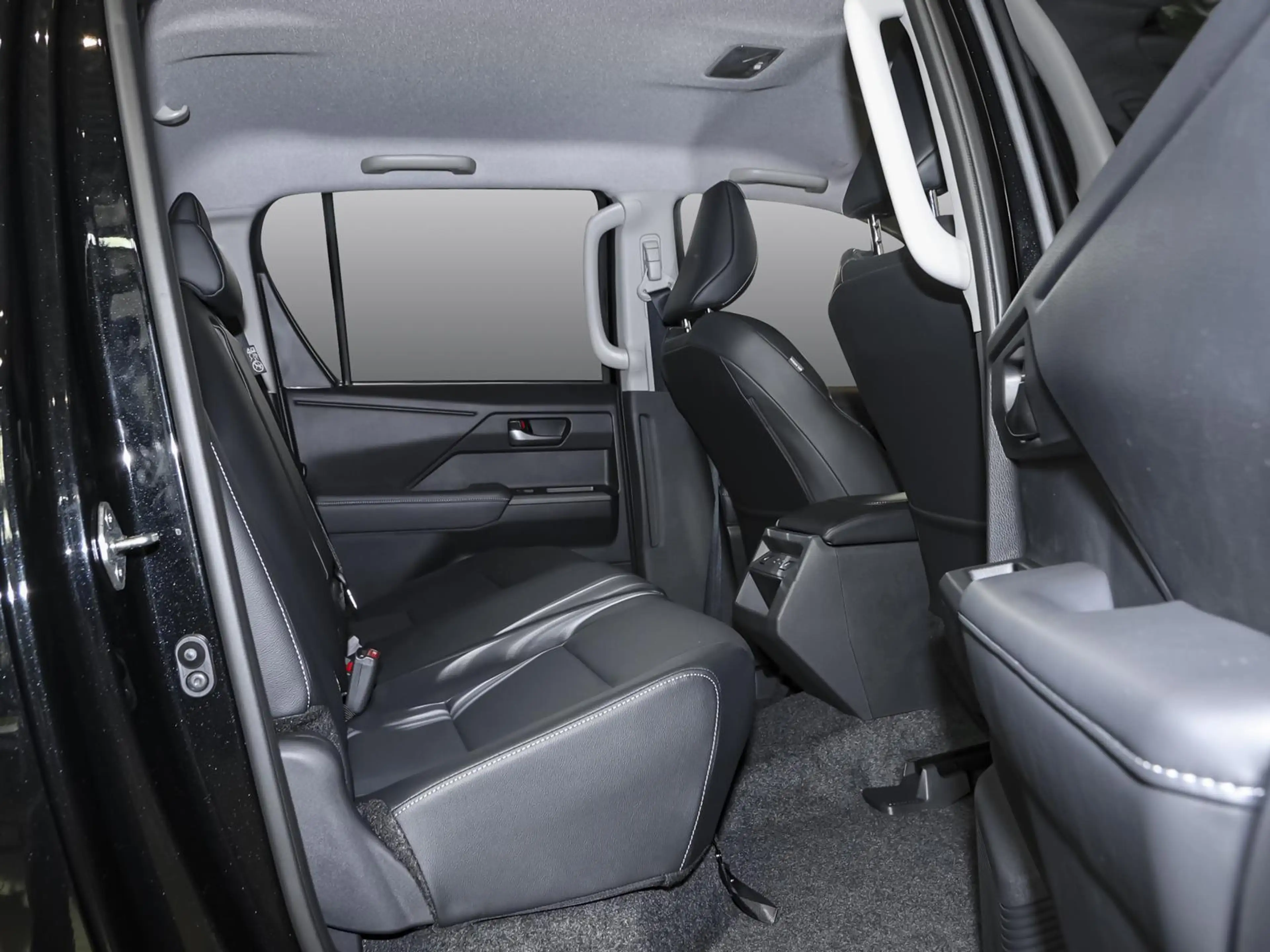 Toyota Hilux Double Cab Invincible 2,8L Diesel  Leder — photo 4