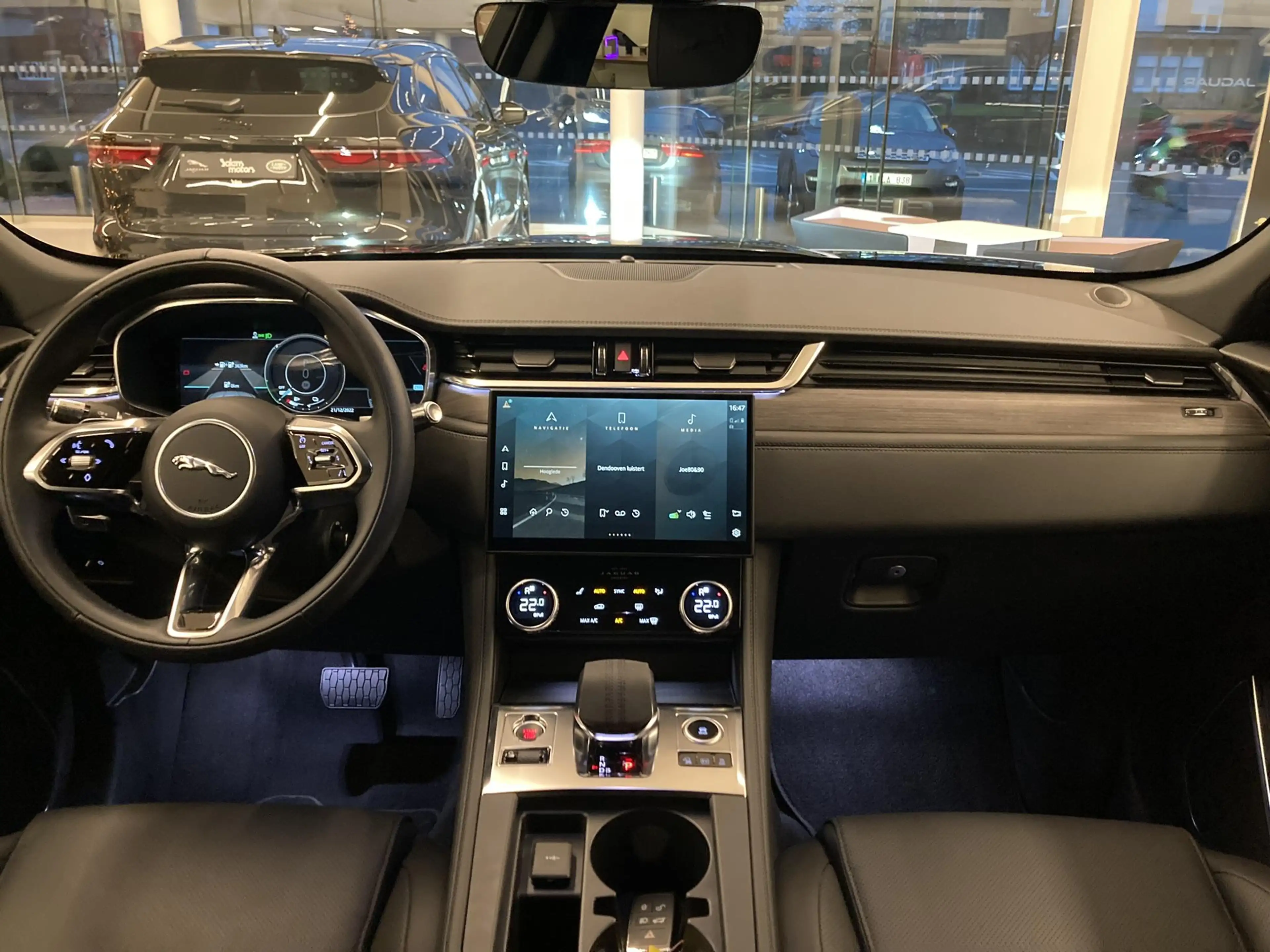 Jaguar F-Pace S P400e PHEV — photo 4