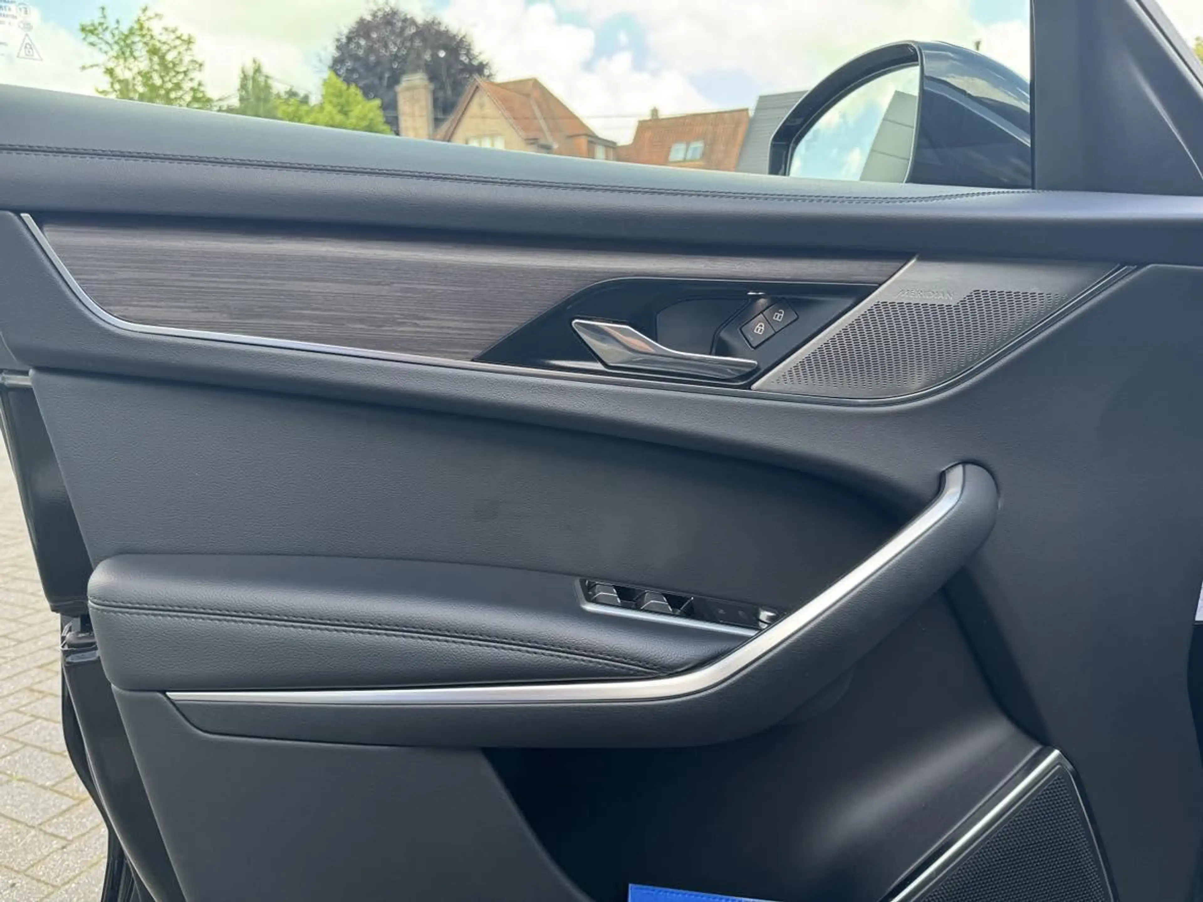 Jaguar F-Pace S P400e PHEV — photo 12