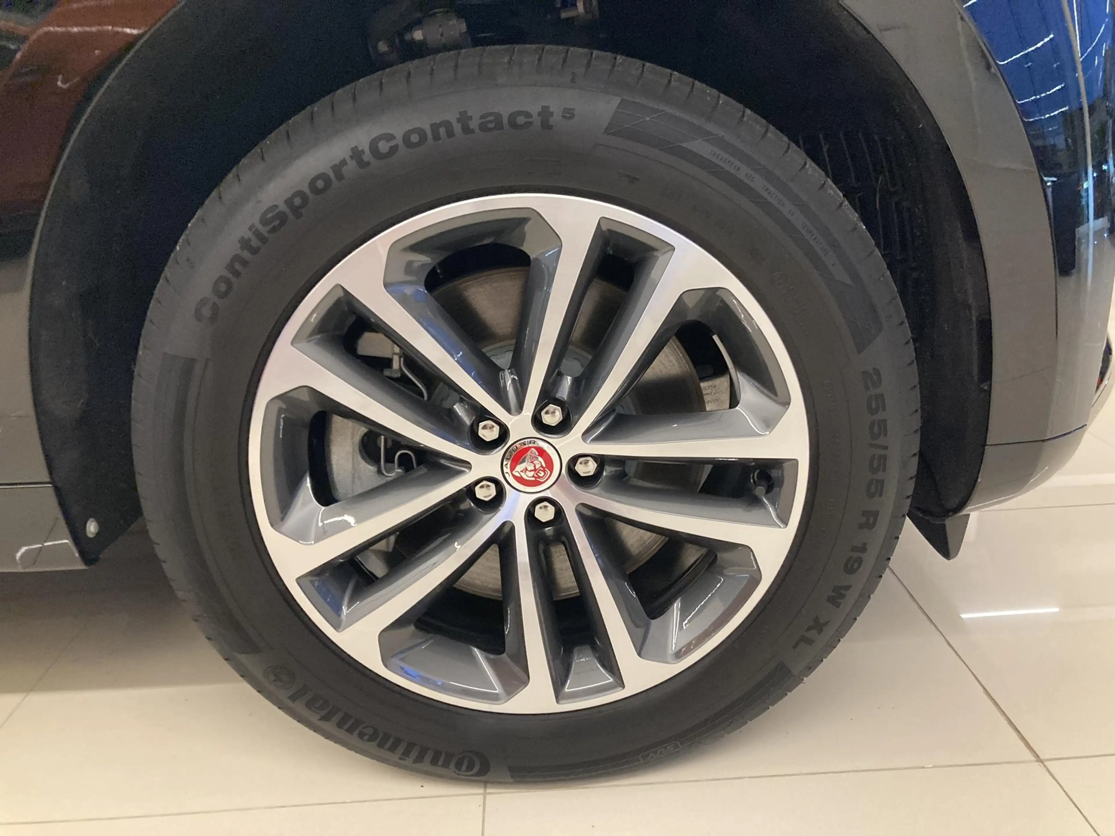 Jaguar F-Pace S P400e PHEV — photo 9