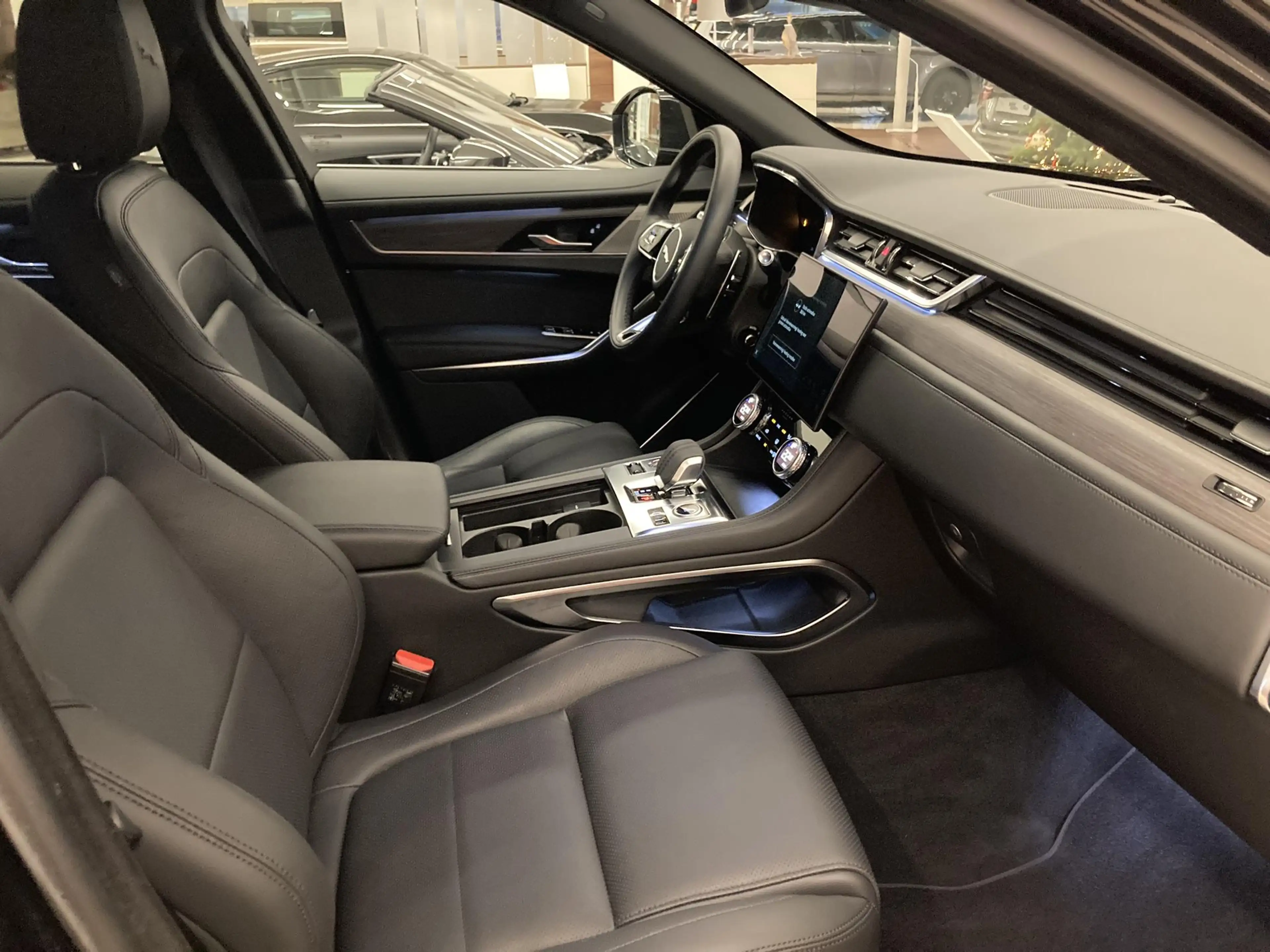 Jaguar F-Pace S P400e PHEV — photo 3