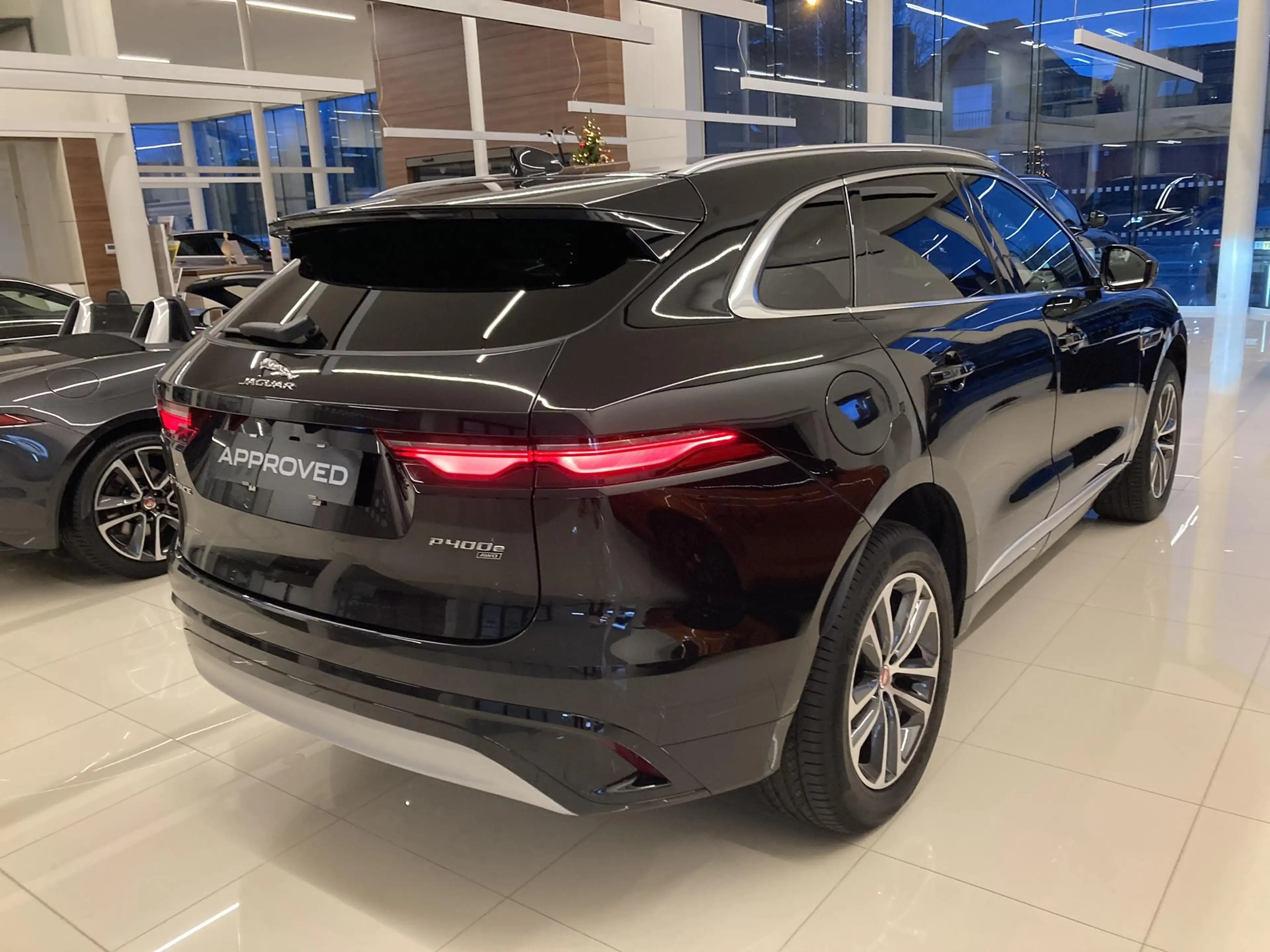Jaguar F-Pace S P400e PHEV — photo 2