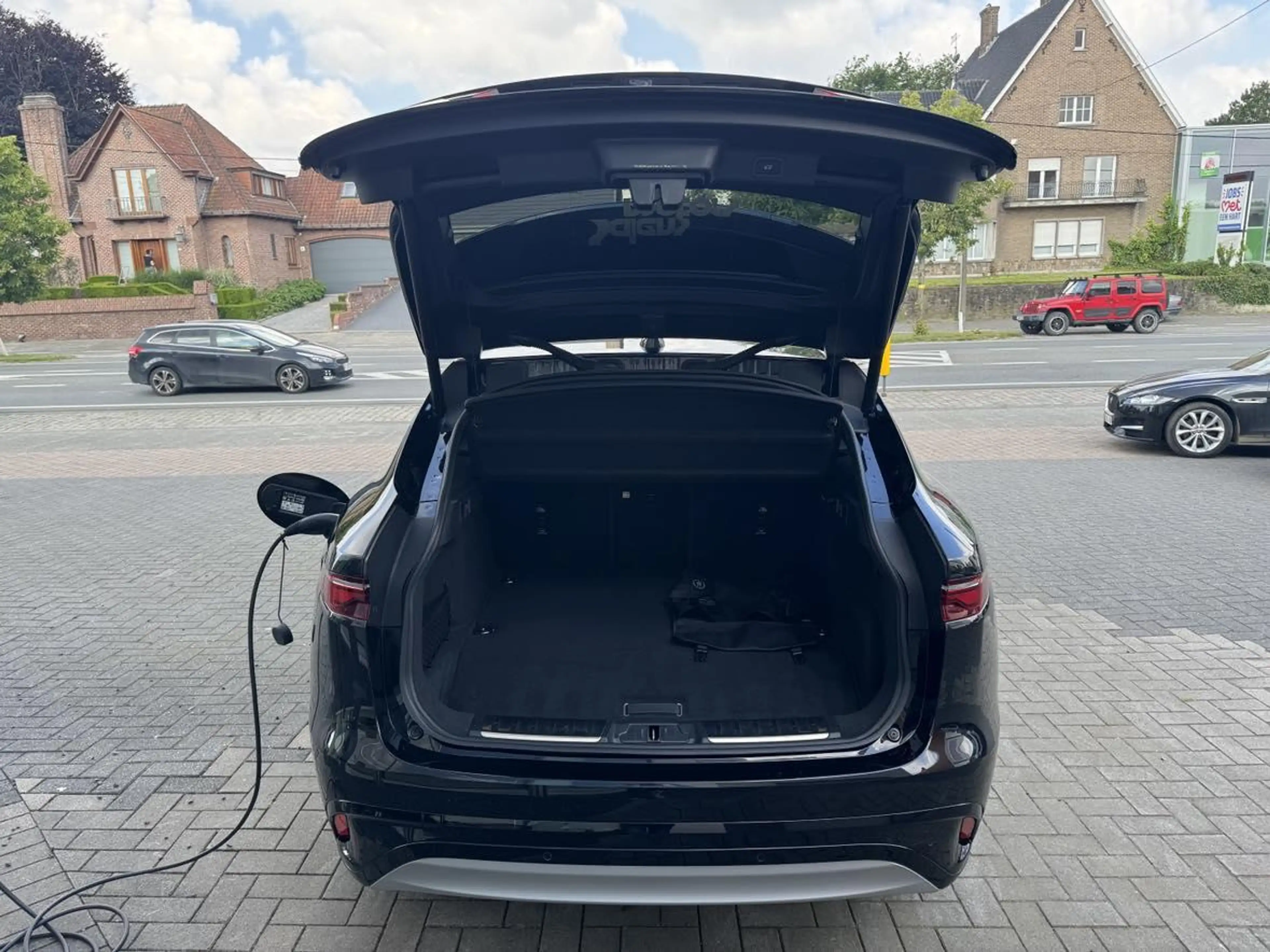 Jaguar F-Pace S P400e PHEV — photo 10