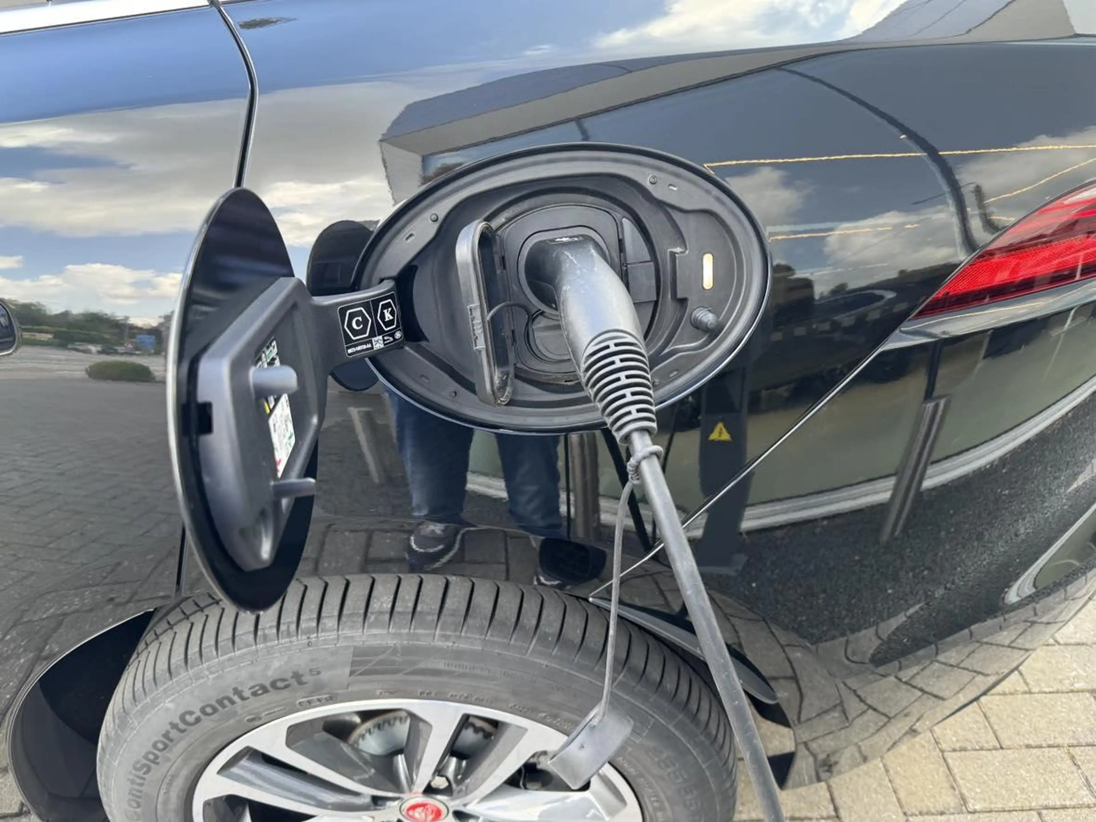 Jaguar F-Pace S P400e PHEV — photo 11