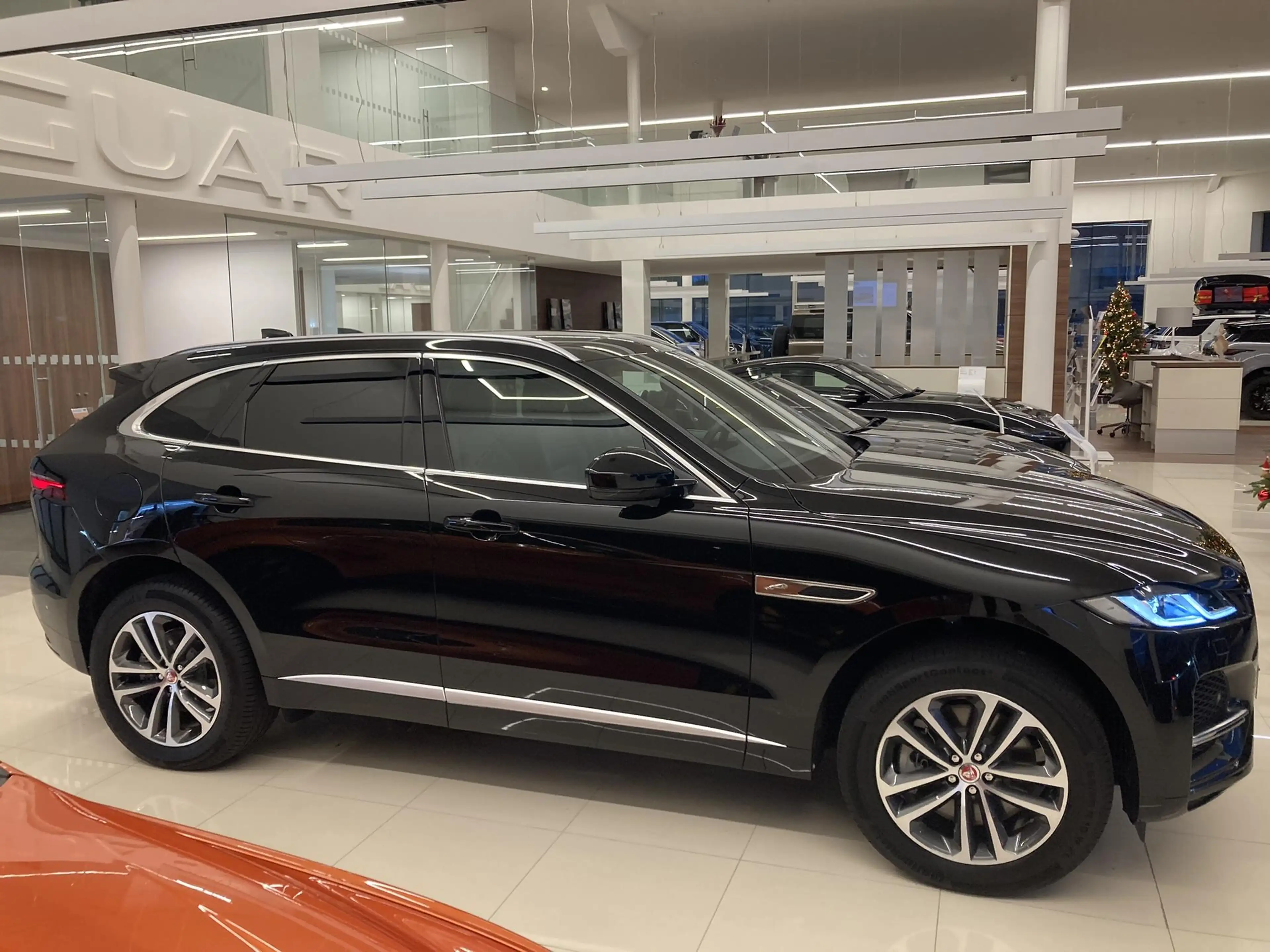 Jaguar F-Pace S P400e PHEV — photo 6