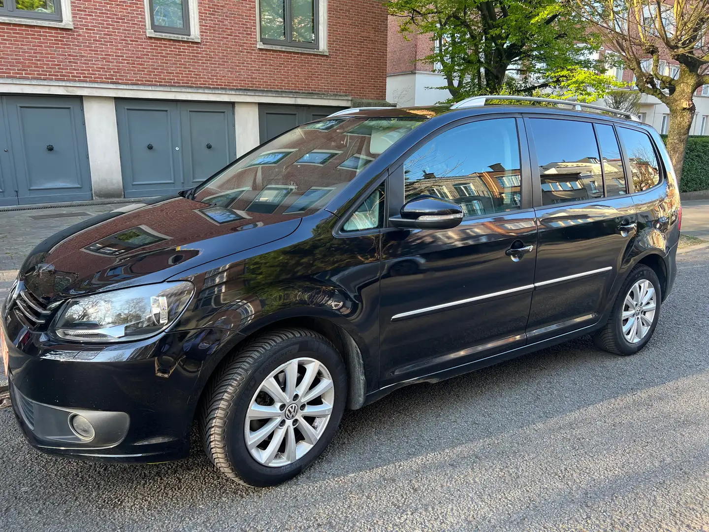 Volkswagen Touran Touran 1.6 CR TDi Trendline 7pl. DSG Zwart - 1
