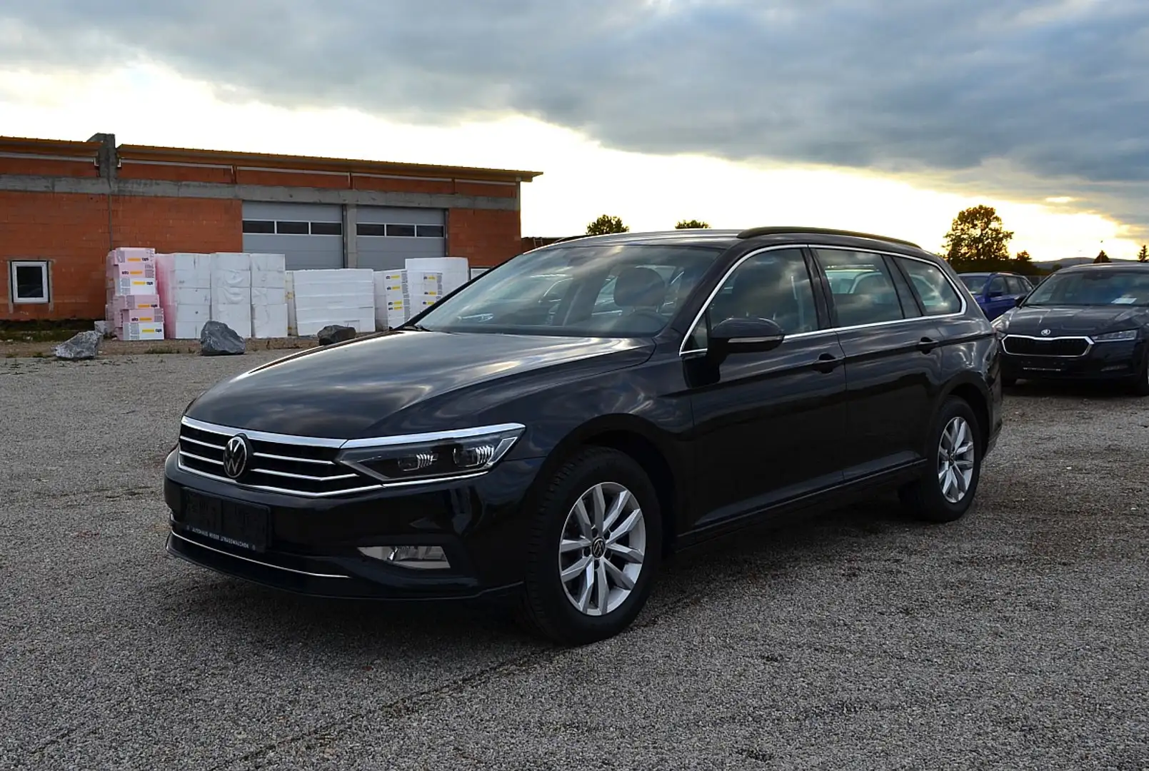 Volkswagen Passat Variant Business 2,0 SCR TDI DSG Schwarz - 2