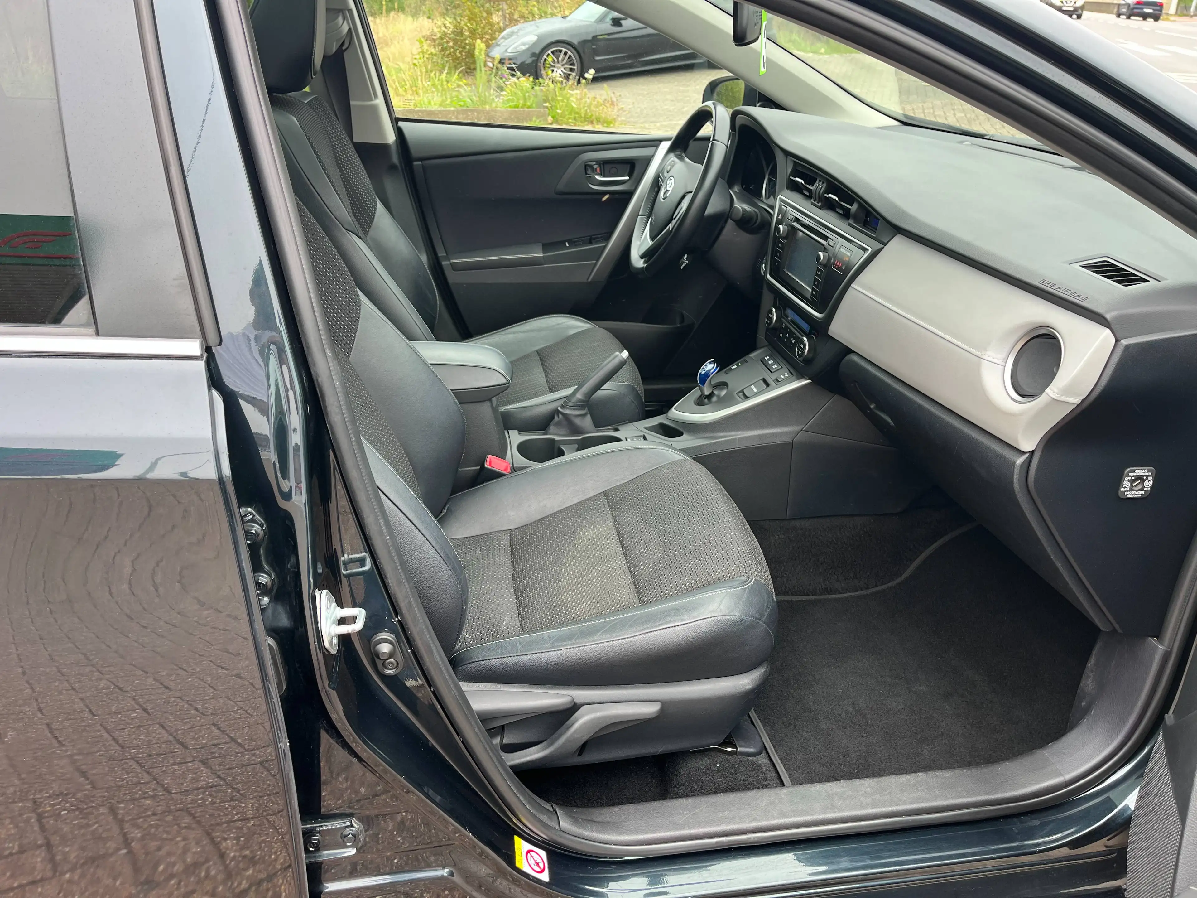 Toyota Auris Auris SW HEV 1.8i HSD Premium CVT — photo 11