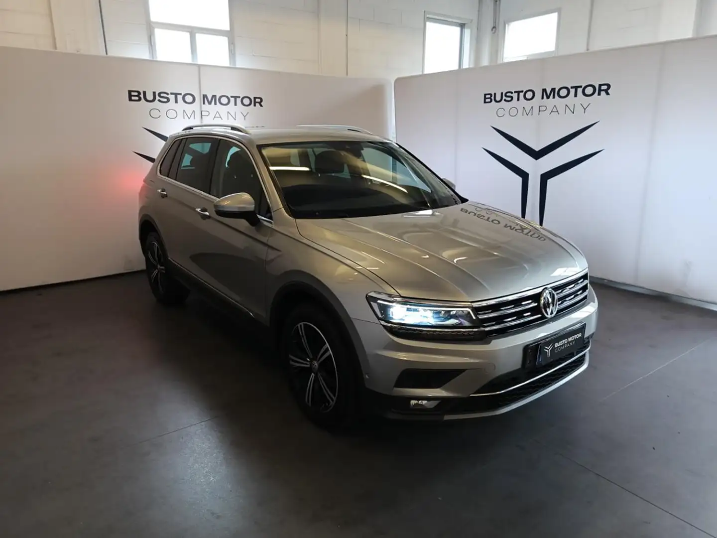 Volkswagen Tiguan 2.0 TDI DSG 4MOTION Business BlueMotion Silber - 1
