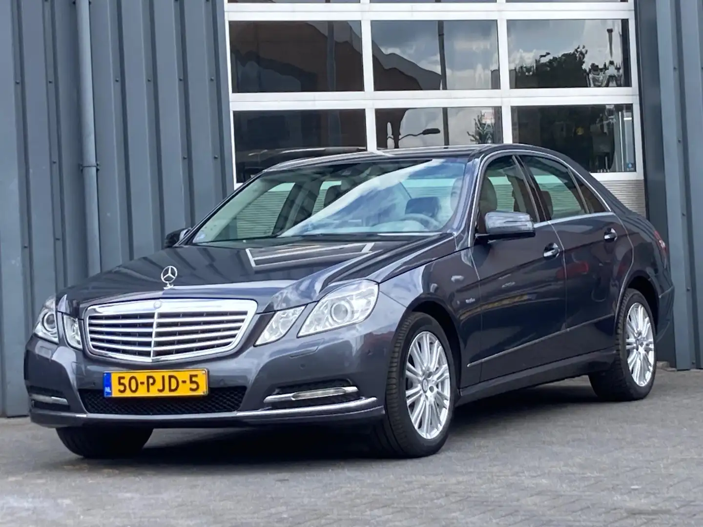 Mercedes-Benz E 350 CGI Elegance Leder Automaat Clima Cruise Trekhaak Grijs - 1