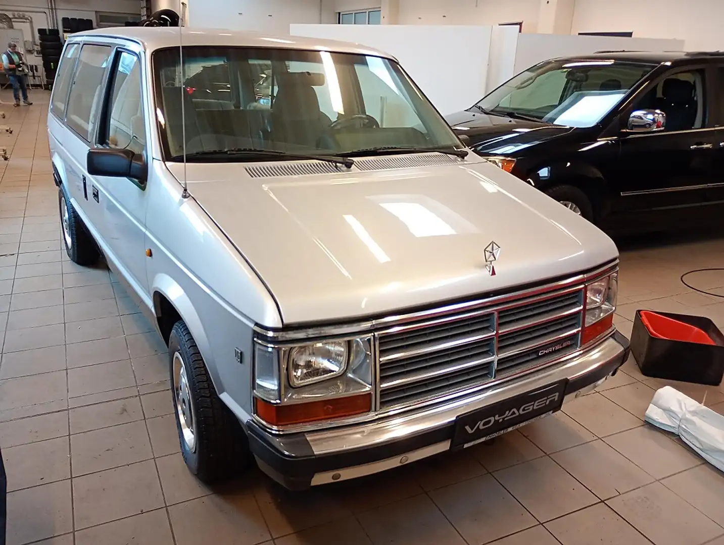 Chrysler Voyager 3,0 SE V6 Aut. Silber - 2