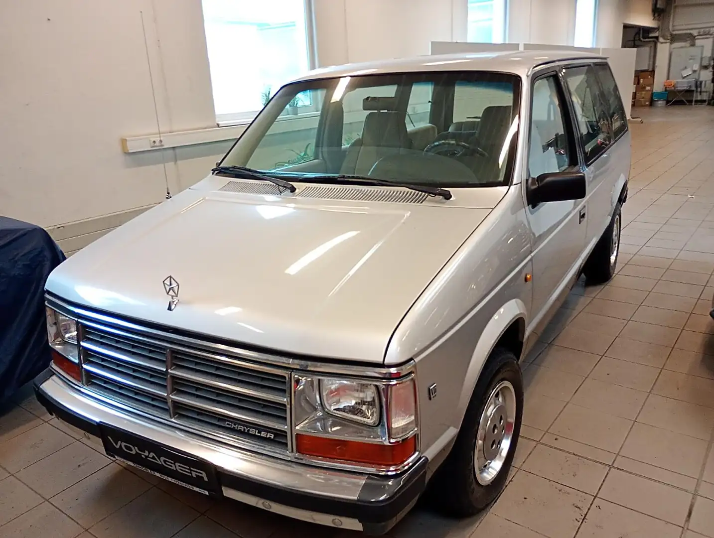 Chrysler Voyager 3,0 SE V6 Aut. Silber - 1