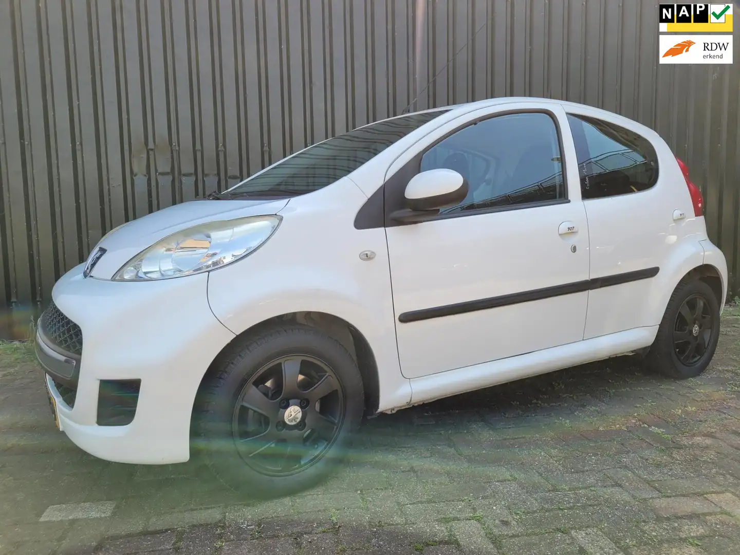 Peugeot 107 1.0-12V Urban Move AIRCO Wit - 1