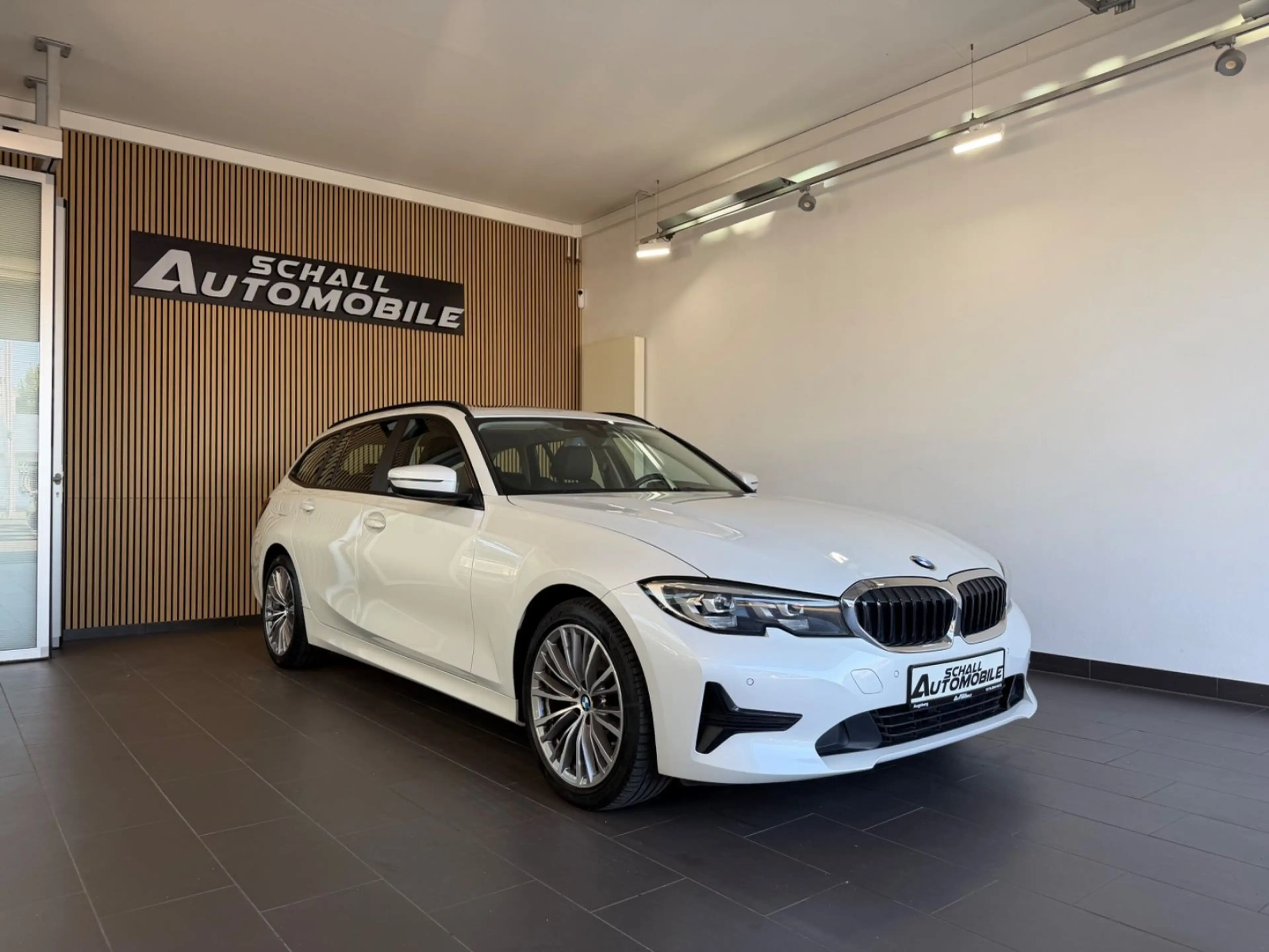 BMW 320 d Tou. *LED/PANO/SHZ/SPORTSITZE/LENKGRADHEIZ* — photo 3