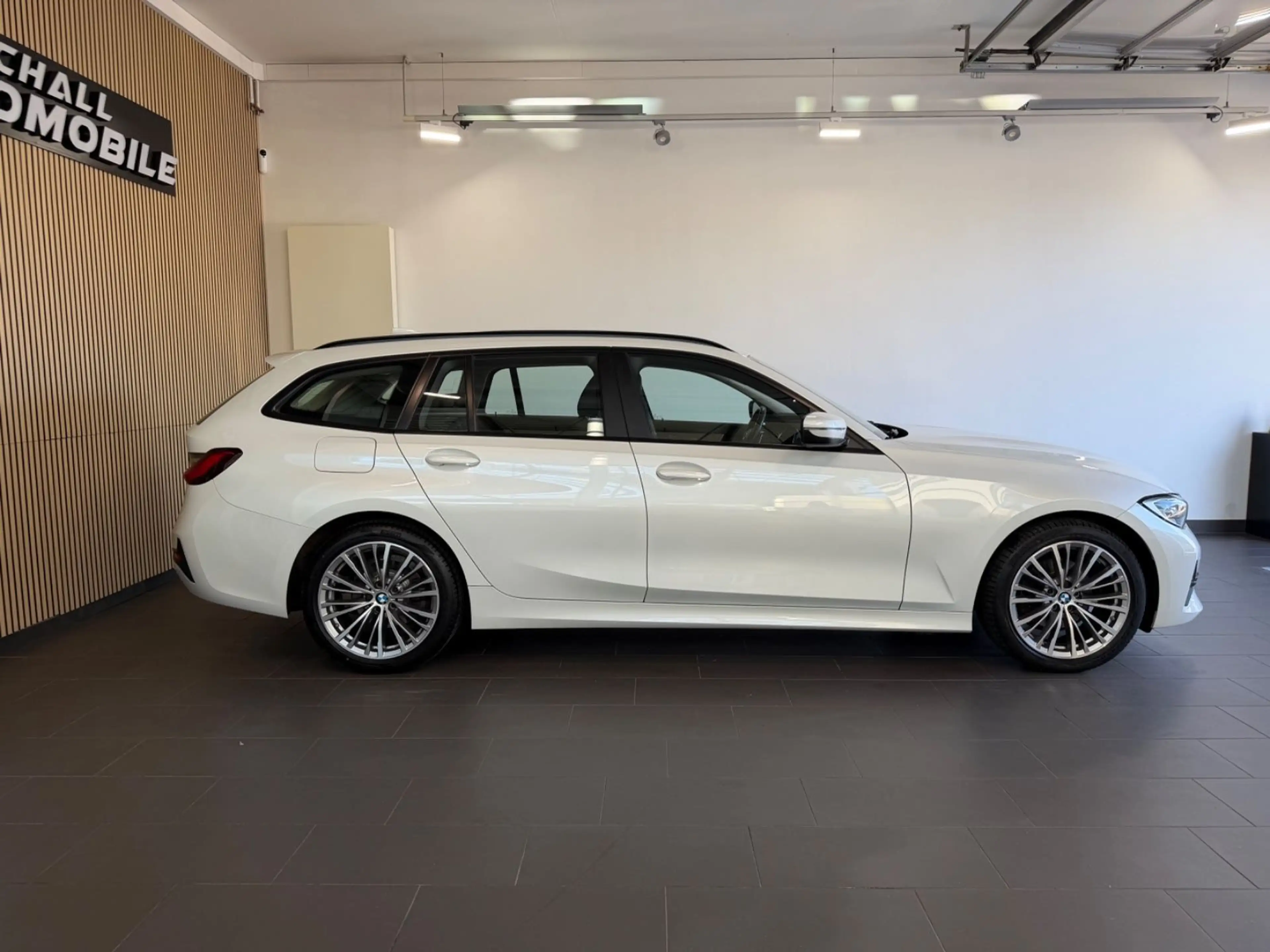BMW 320 d Tou. *LED/PANO/SHZ/SPORTSITZE/LENKGRADHEIZ* — photo 4