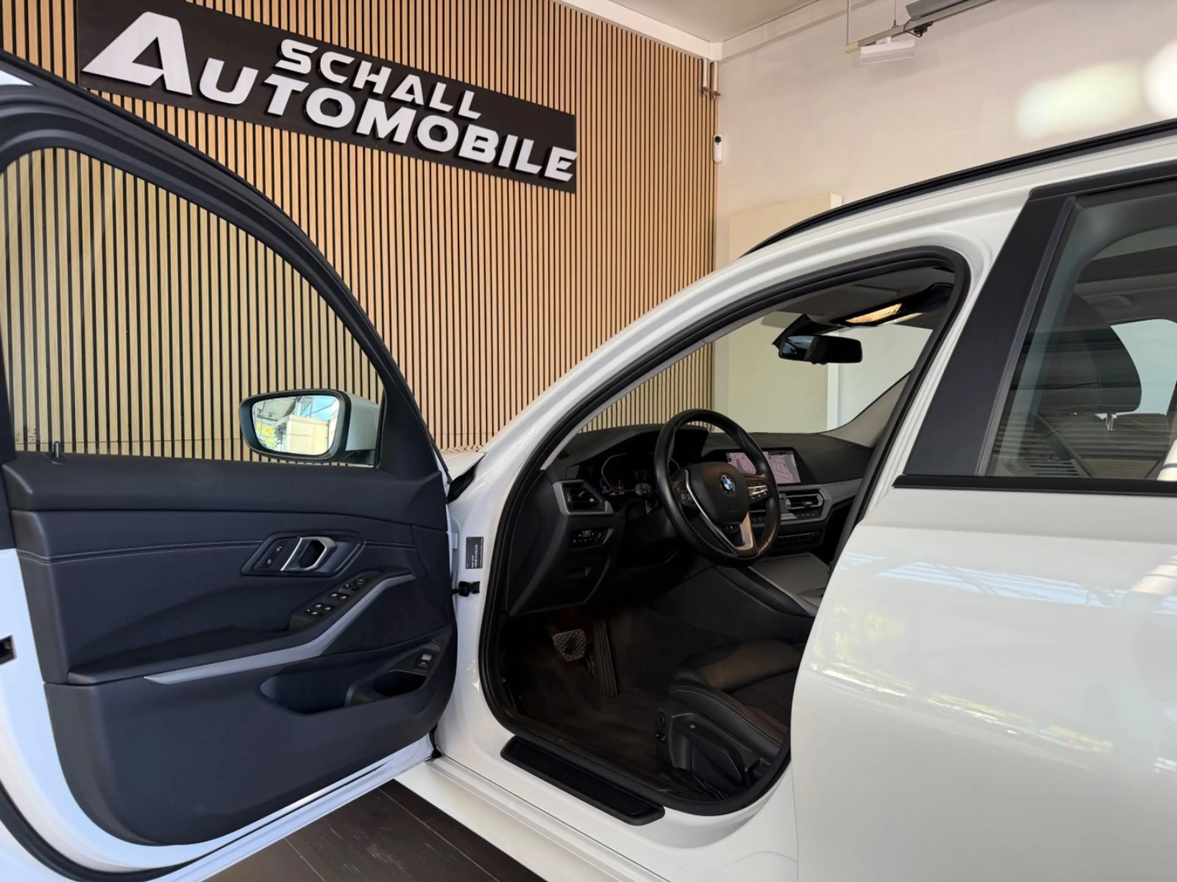 BMW 320 d Tou. *LED/PANO/SHZ/SPORTSITZE/LENKGRADHEIZ* — photo 10