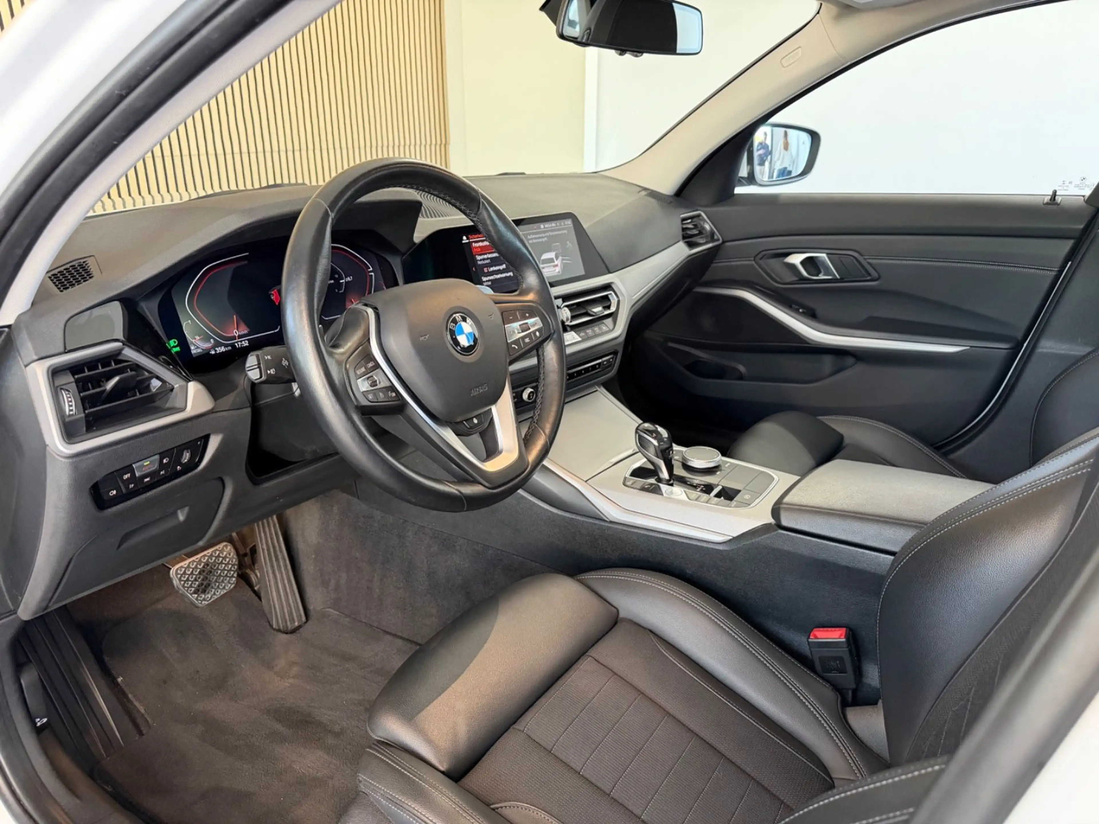 BMW 320 d Tou. *LED/PANO/SHZ/SPORTSITZE/LENKGRADHEIZ* — photo 11