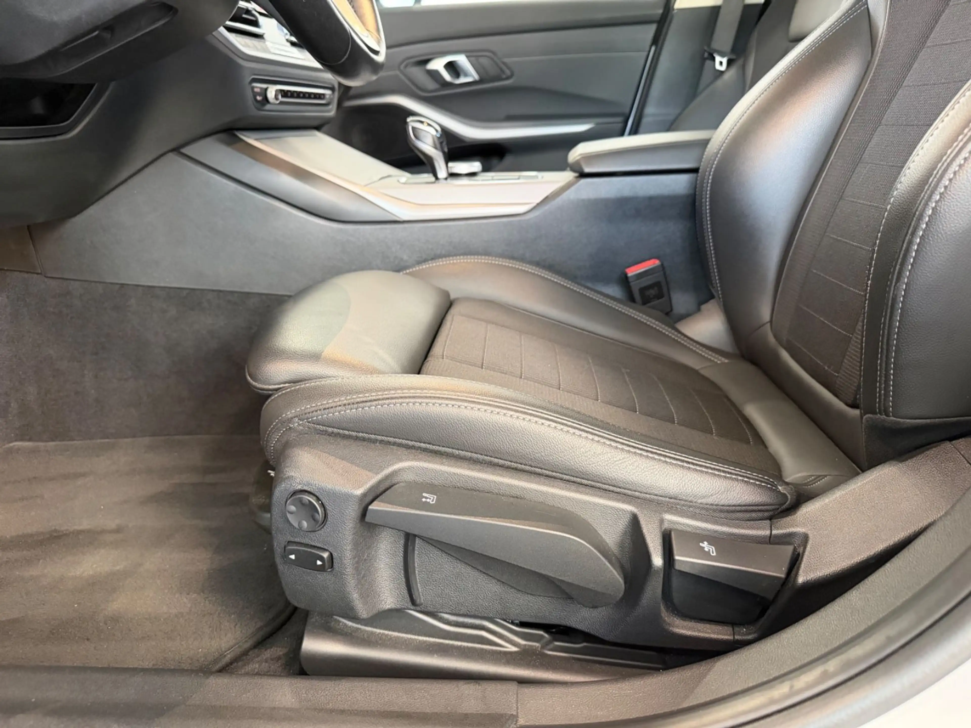 BMW 320 d Tou. *LED/PANO/SHZ/SPORTSITZE/LENKGRADHEIZ* — photo 12