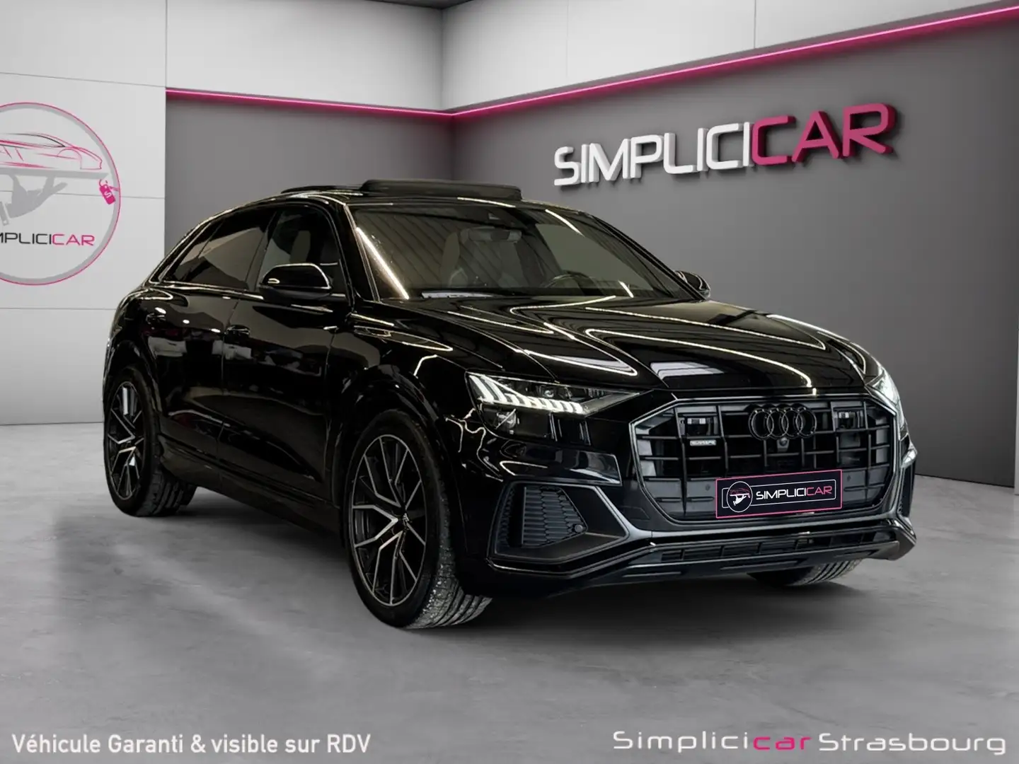 Audi Q8 S line Schwarz - 1