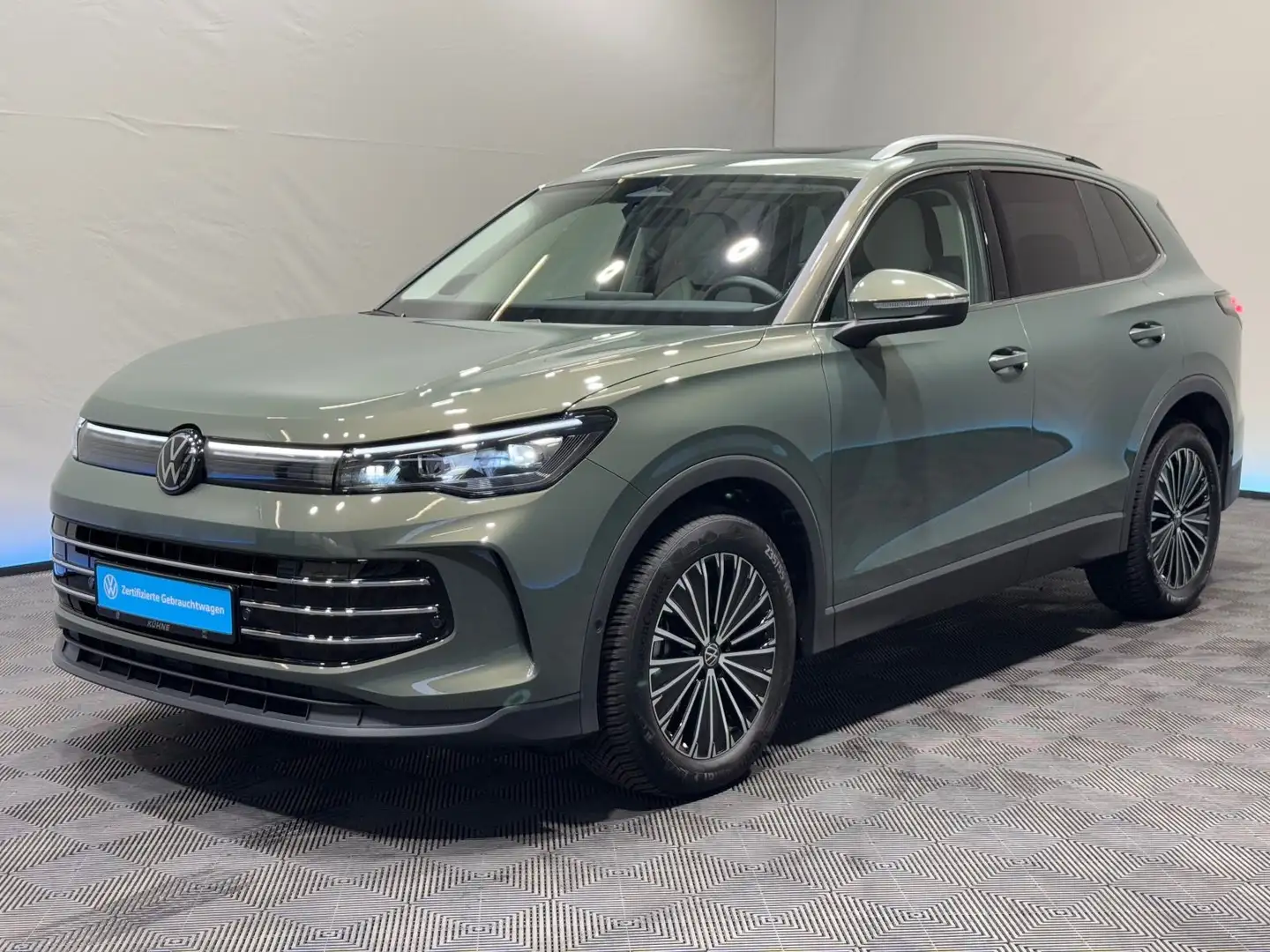 Volkswagen Tiguan Elegance 2.0 TDI DSG | ACC PANO AHK ALARM Groen - 2